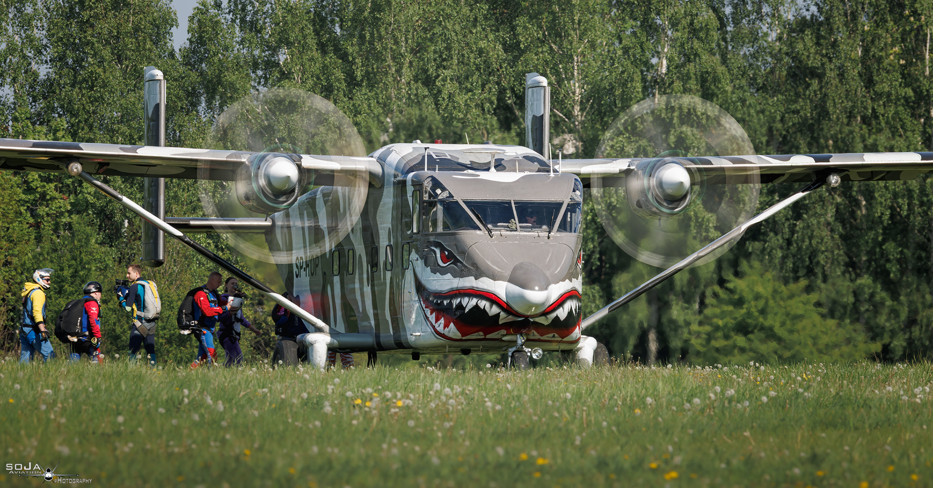 ID030525 - Skyvan - loading 030525