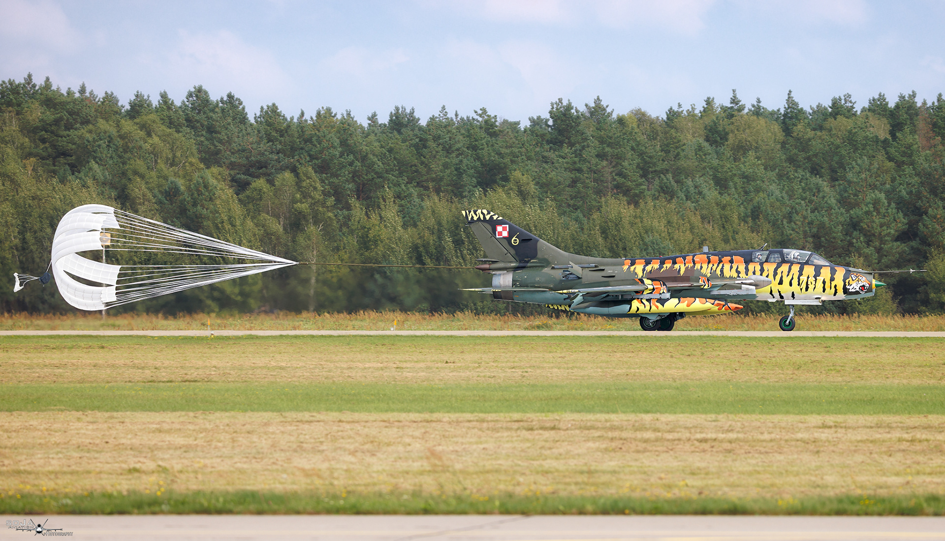 ID100925 - Poland - Air Force Sukhoi Su-22 UM3K 707 cn# 17532369707 #4