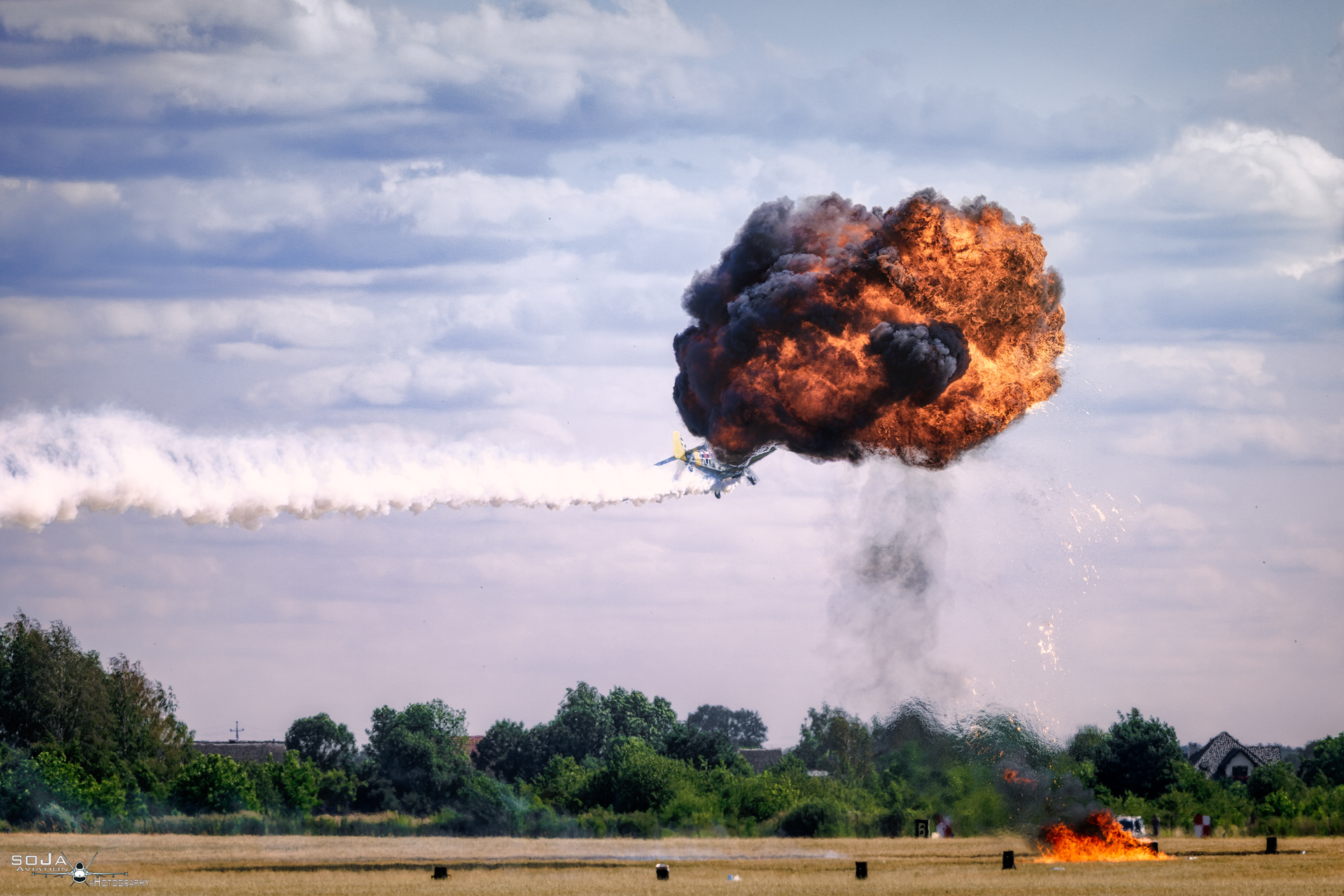 ID040726 - Retro Sky Team - Explosion