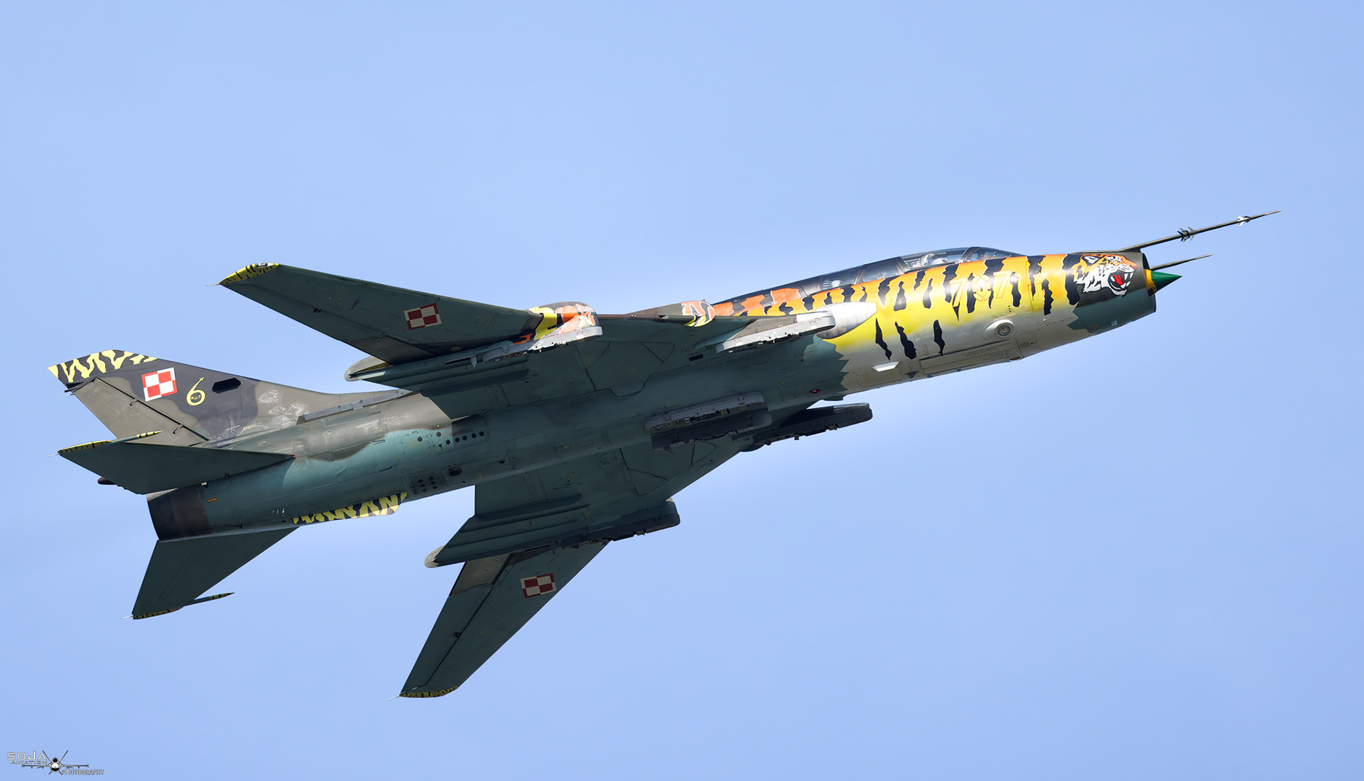 ID100925 - Poland - Poland - Air Force Sukhoi Su-22 UM3K 707 cn# 17532369707 #8