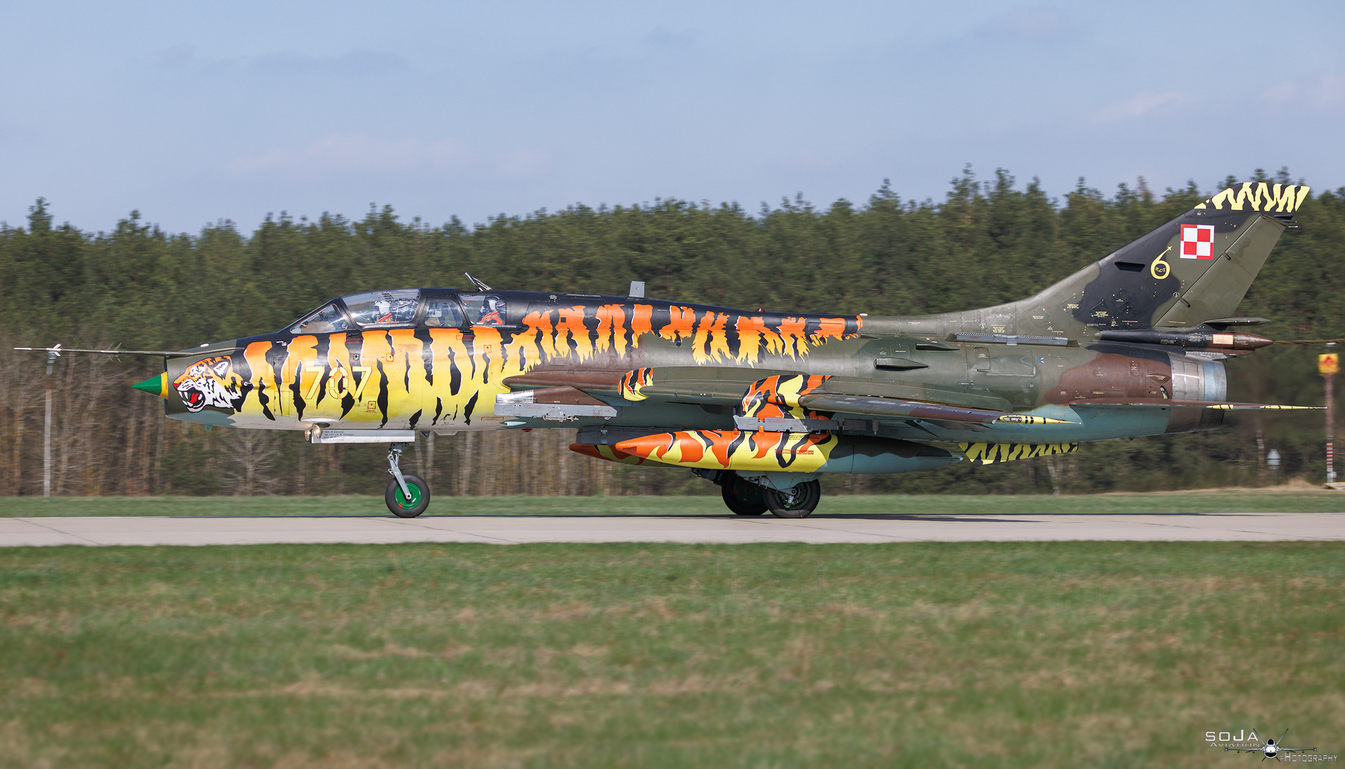 ID150425 - Poland - Air Force Sukhoi Su-22 UM3K 707 cn# 17532369707 #4