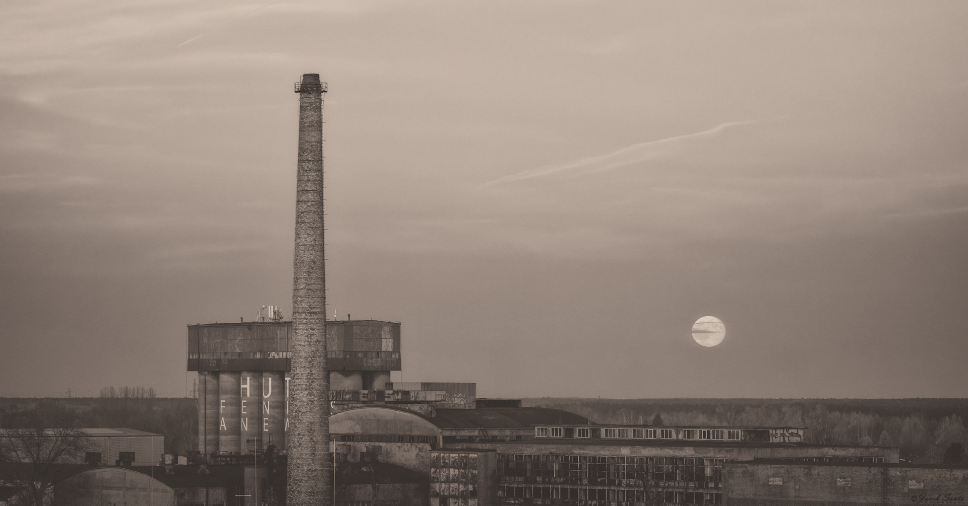 ID061125 - Moonrise at town