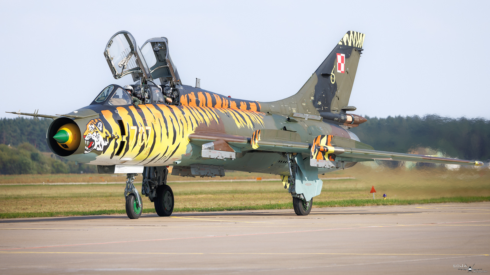 ID100925 - Poland - Air Force Sukhoi Su-22 UM3K 707 cn# 17532369707 #2