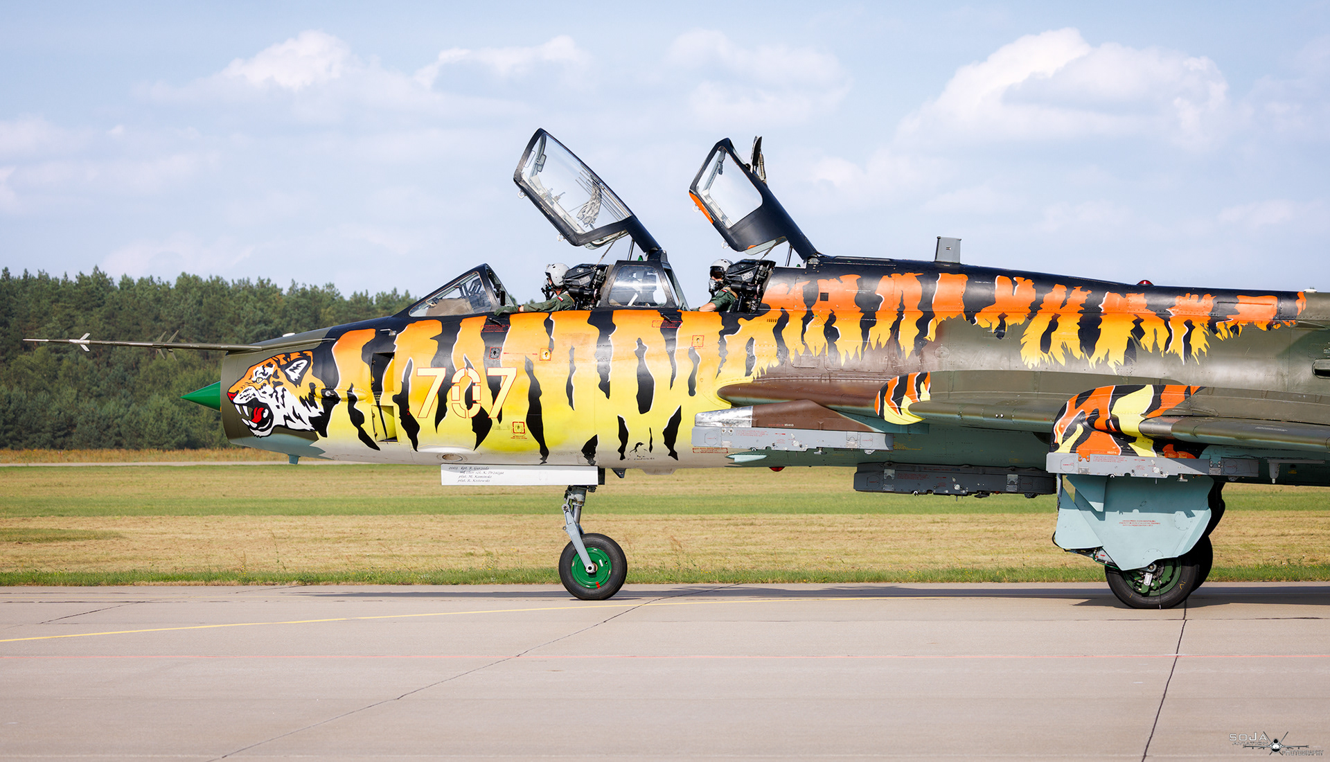 ID100925 - Poland - Air Force Sukhoi Su-22 UM3K 707 cn# 17532369707 #5