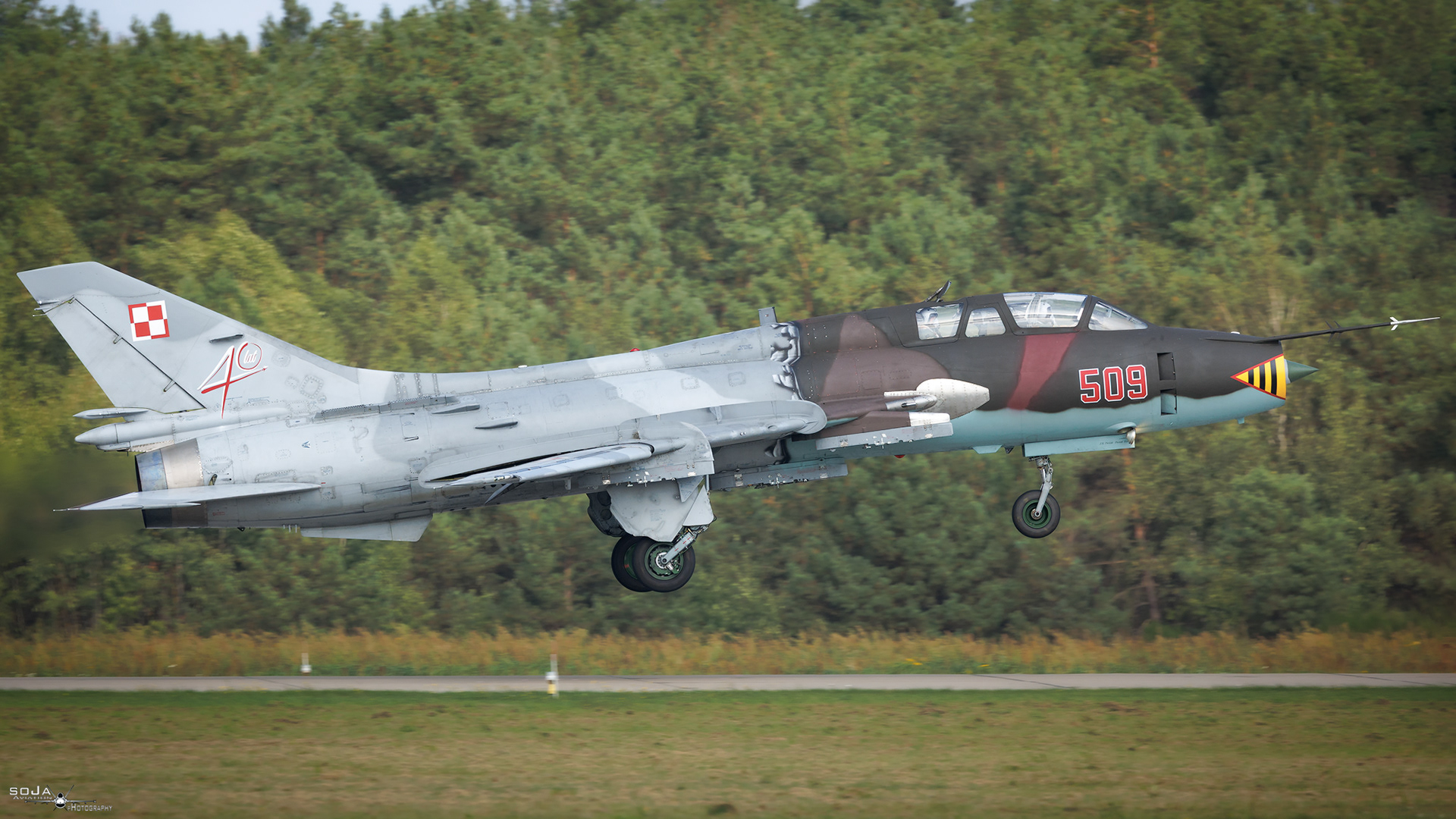 ID100925 - Poland - Air Force Sukhoi Su-22 UM3K 509 cn# 17532366509 #4