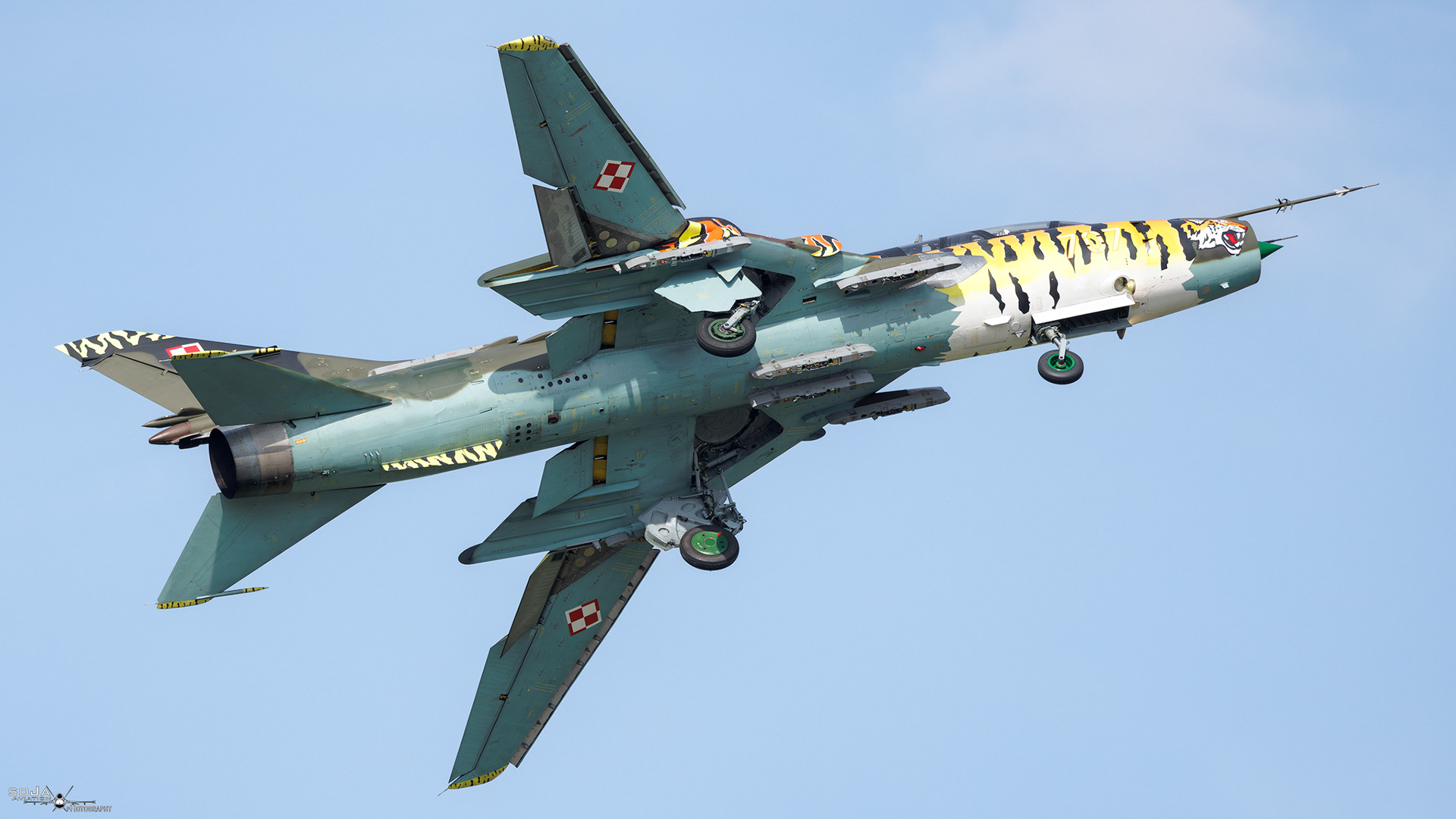ID100925 - Poland - Air Force Sukhoi Su-22 UM3K 707 cn# 17532369707 #3