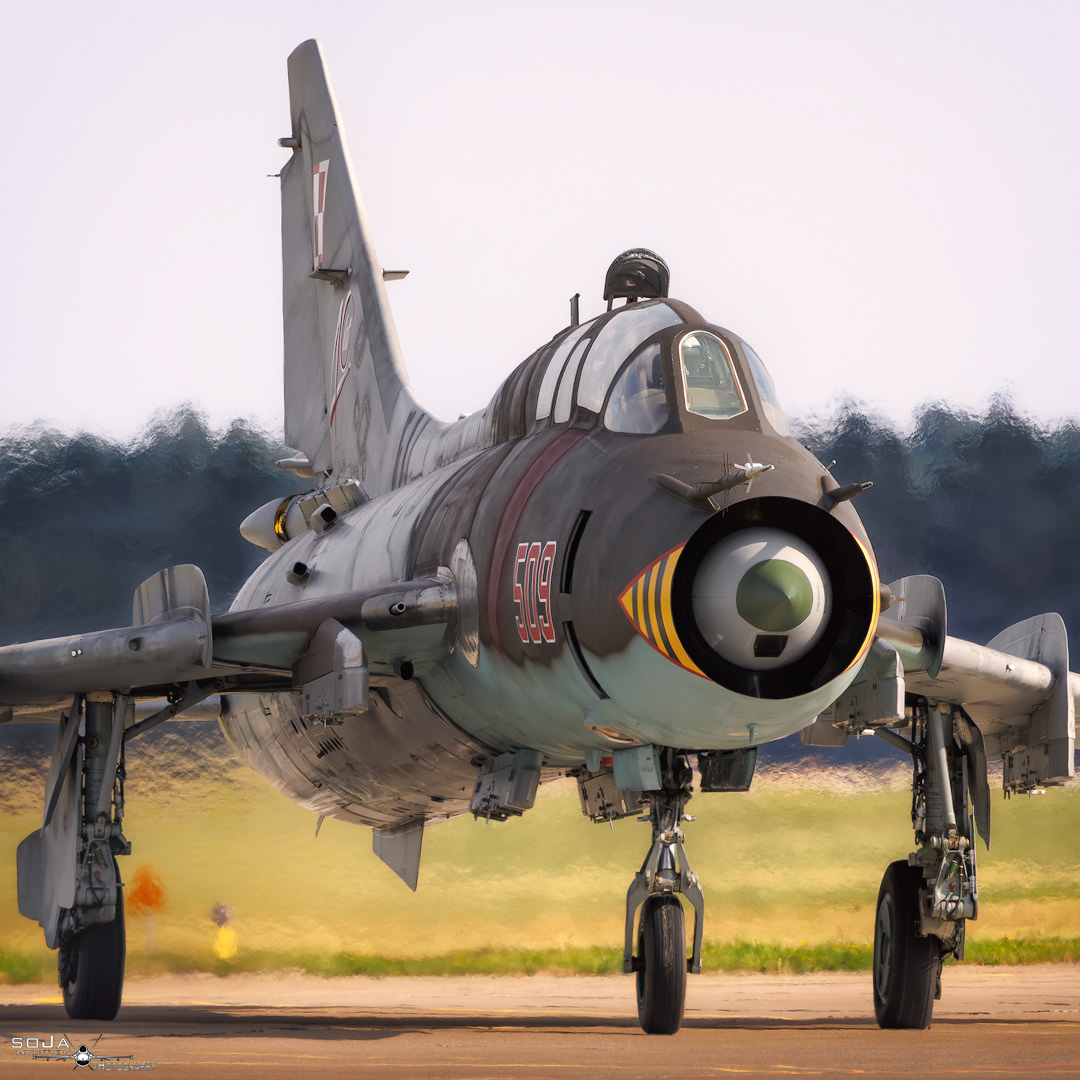 ID100925 - Poland - Air Force Sukhoi Su-22 UM3K 509 cn# 17532366509 #2