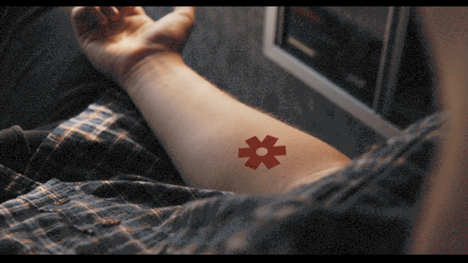 Medivue AR technology helping an EMT place in IV.