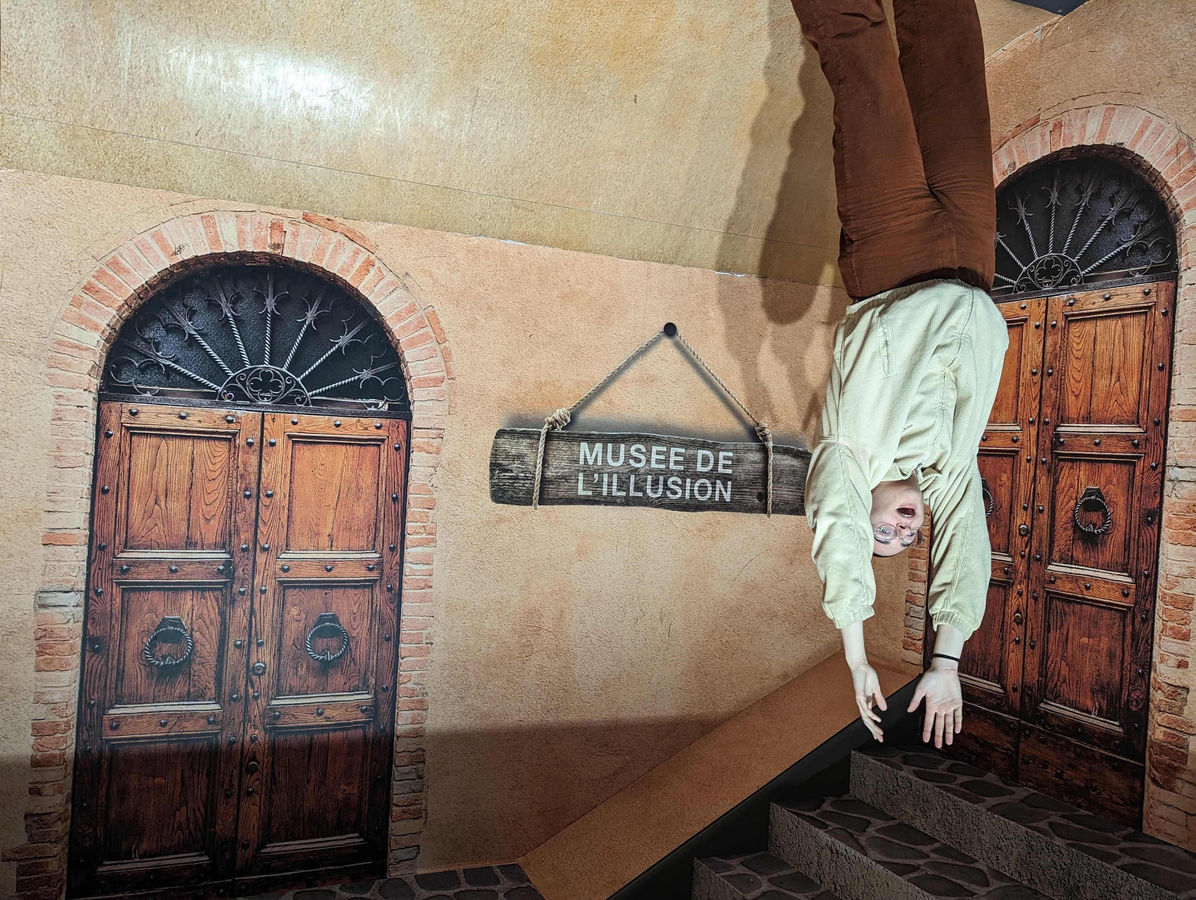 Musée de l'Illusion Hanging