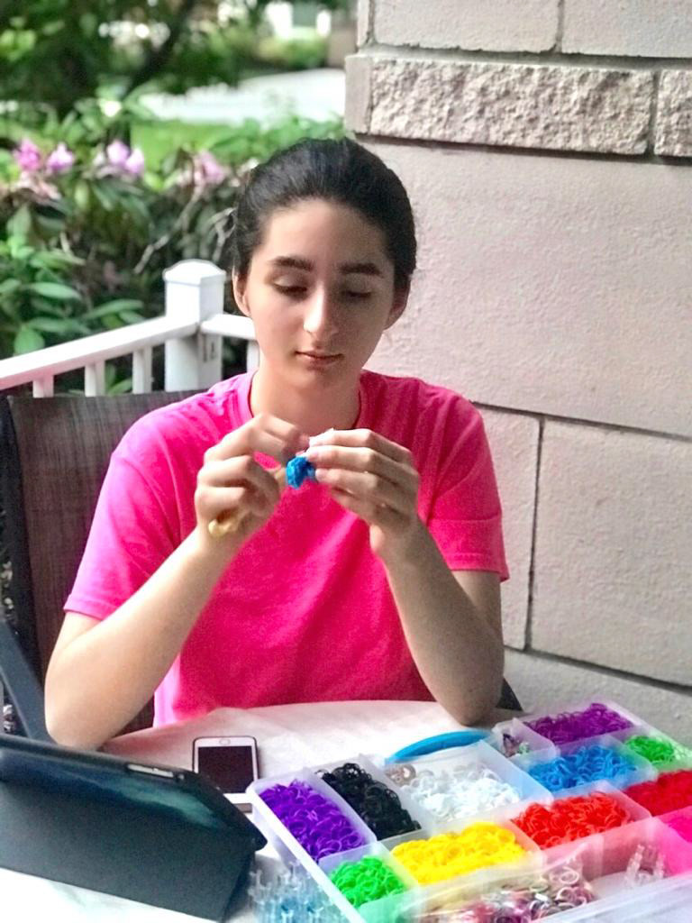 Anisa Ozalp is making Rainbow Looms