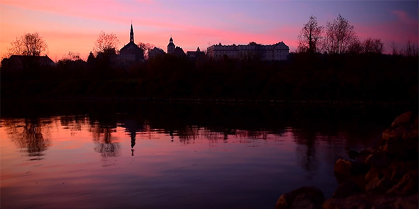 Panorama Sandomierza obijająca się w rzece