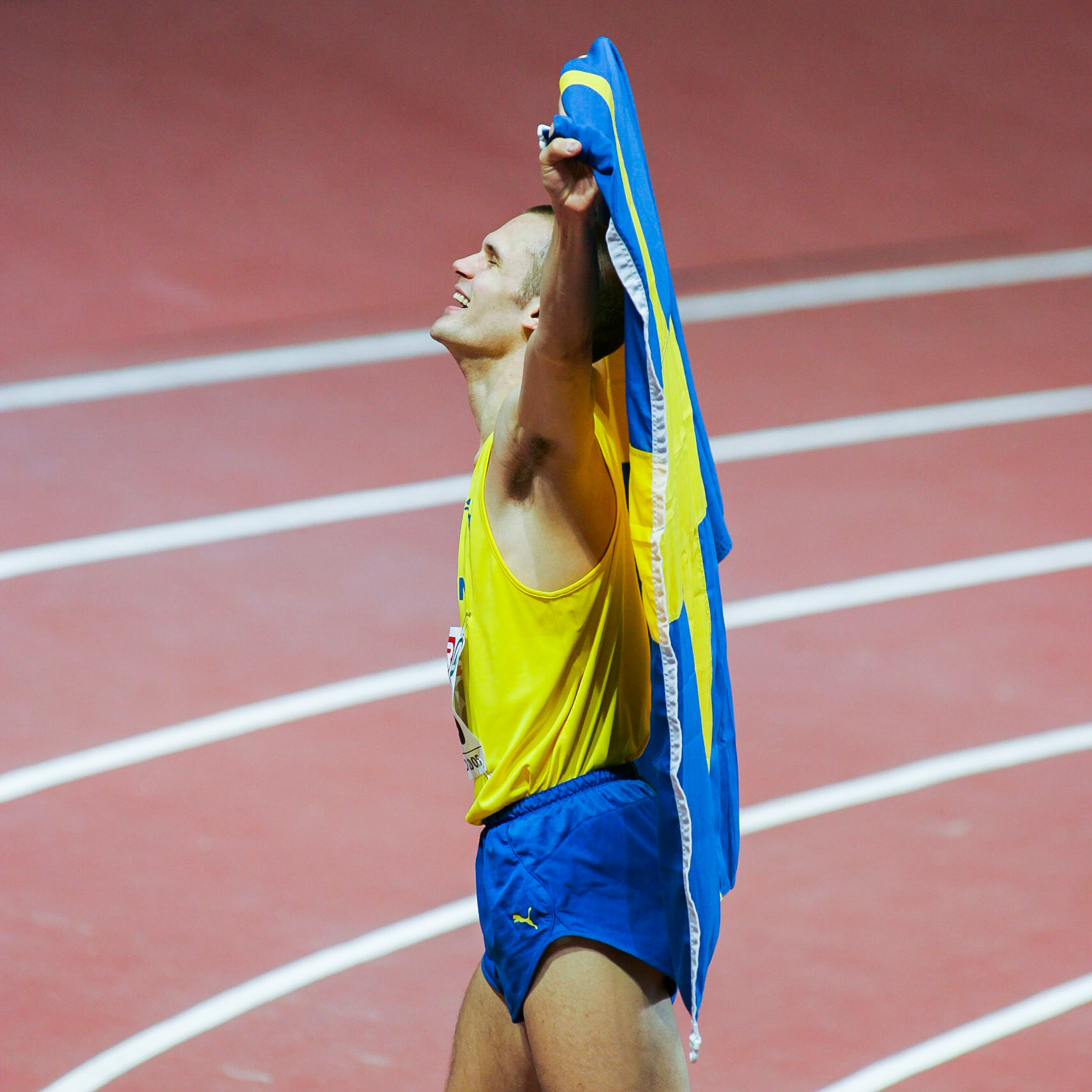 Stefan celebrating the gold after the hard battle with Jaroslav Rybakov at the European Indoor Championship in Madrid 2005.