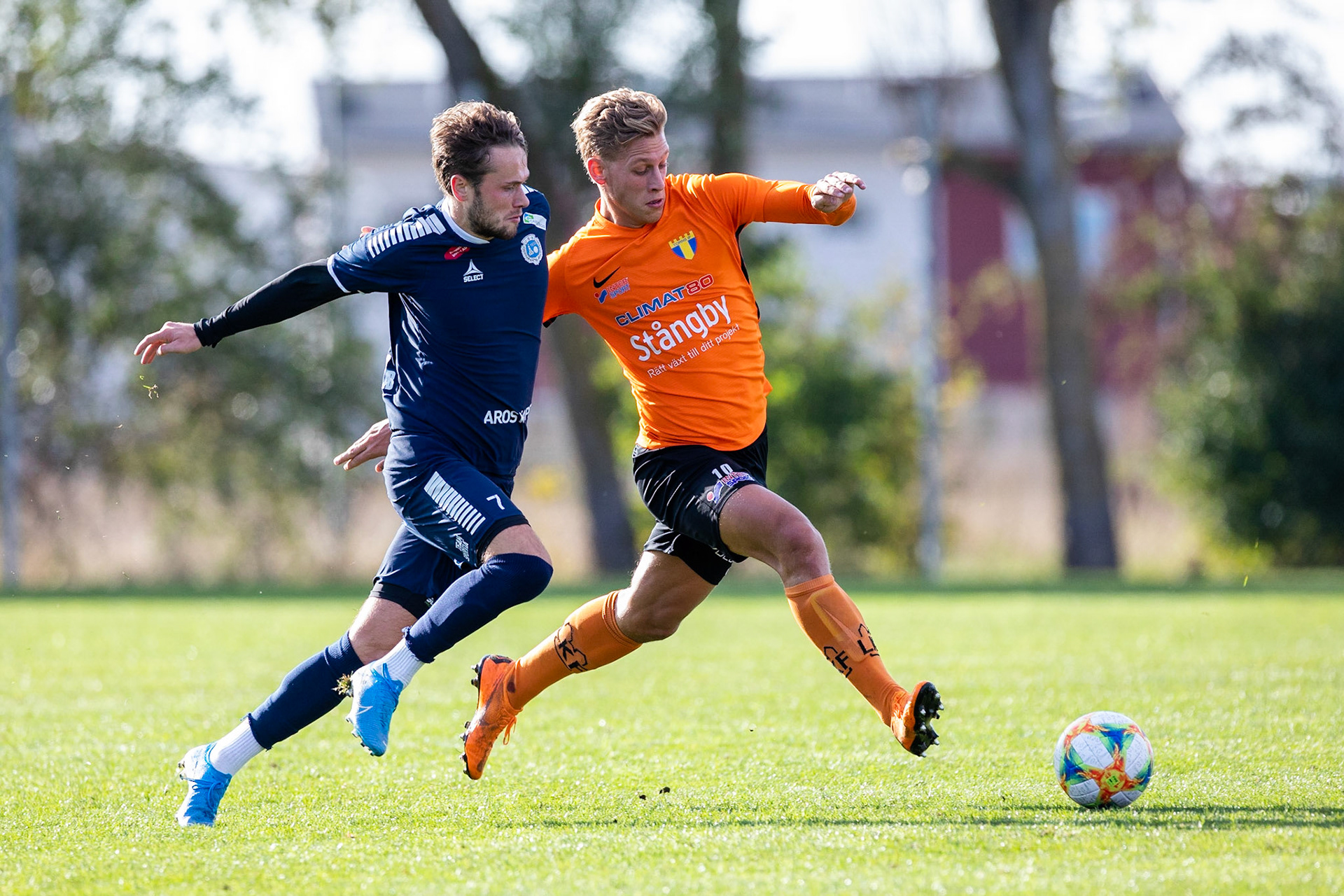 Division 1 Torns IF - Utsiktens BK 2019: Tobias Karlsson i hård kamp om bollen.