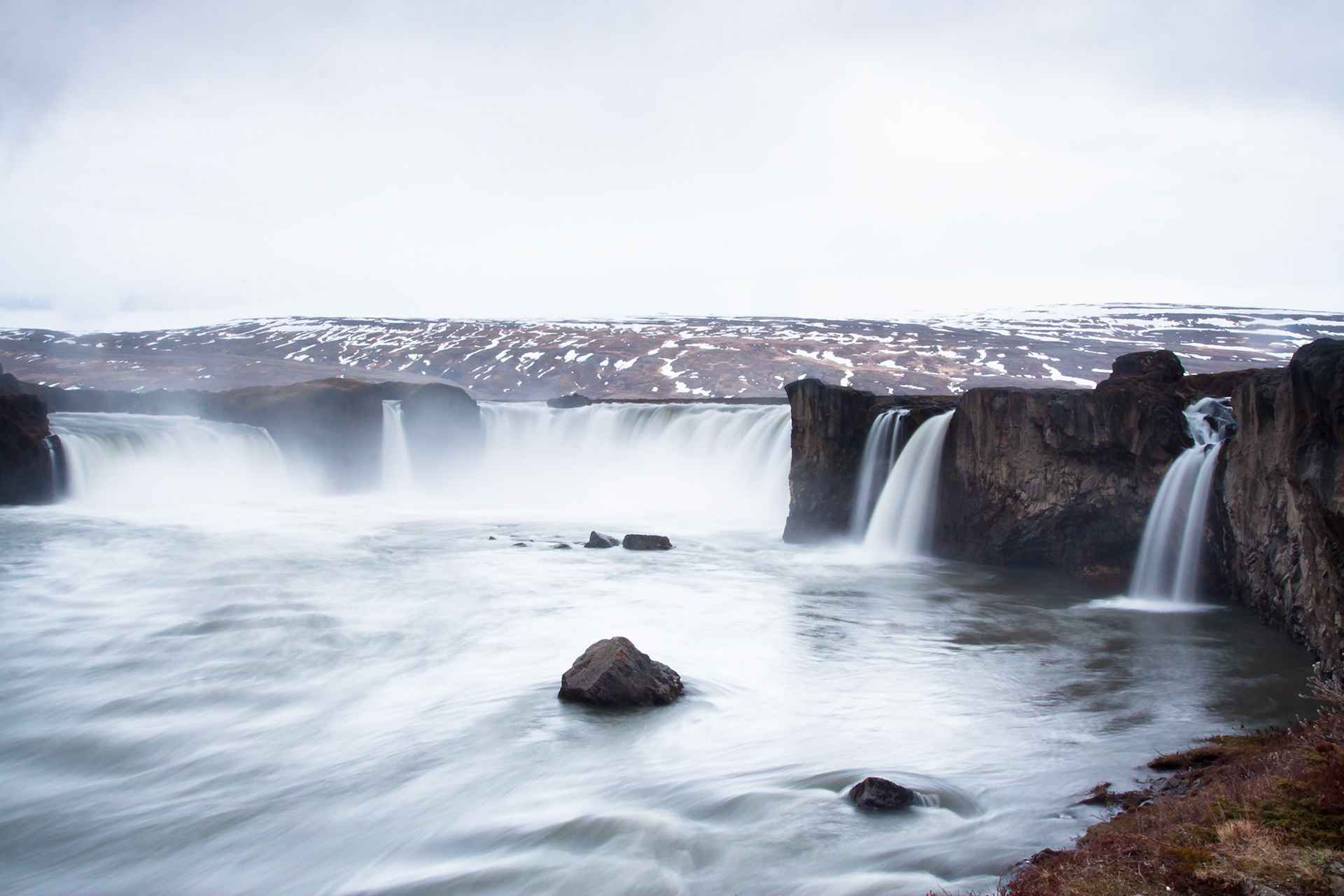 Godafoss vattenfall / Godafoss waterfall, Iceland 2010