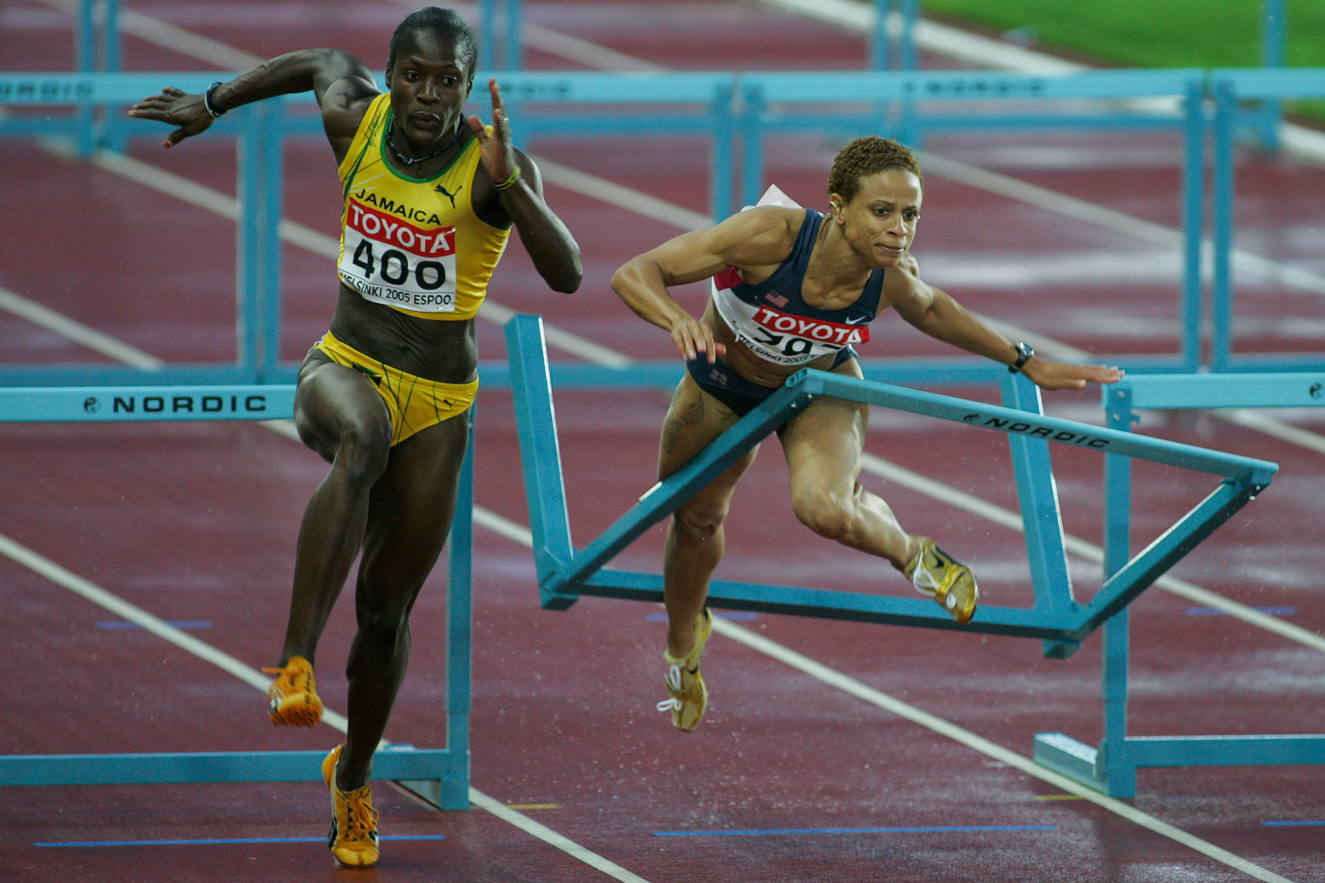 The defending Olympic champion Joanna Hayes got big problem on the last hurdles in the 100 meter hurdle final at the World Championship in Helsinki 2005.