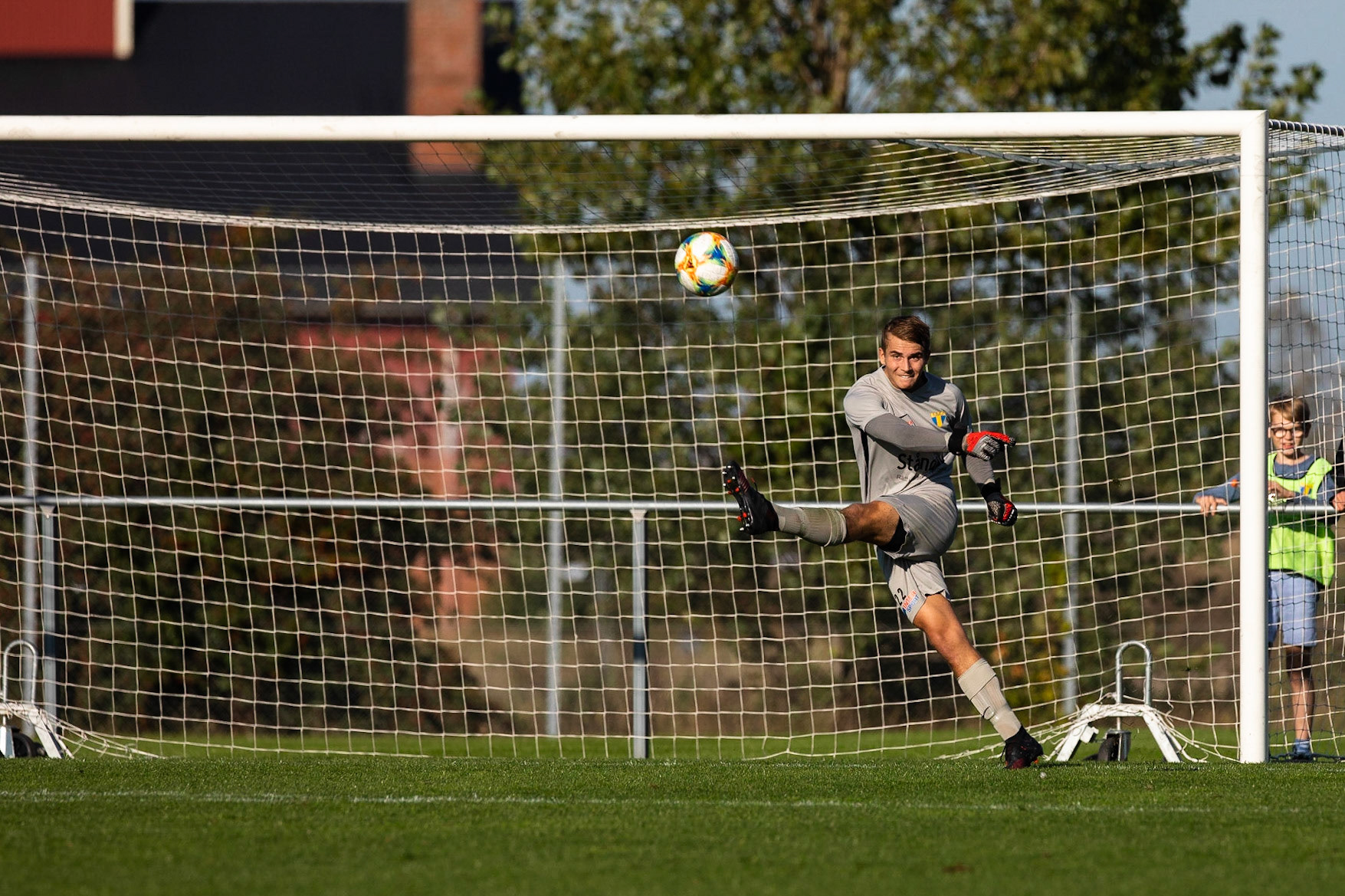 Division 1 Torns IF - Eskilsminne IF 2019: Felix Jakobsson sparkar ut bollen