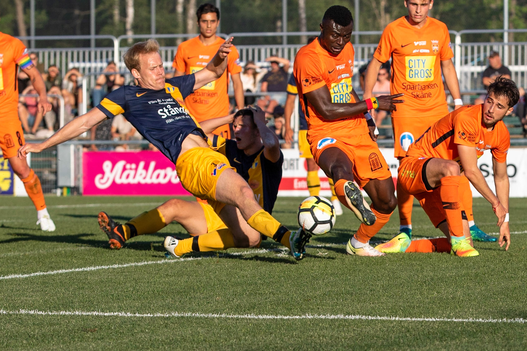 Division 1 Kristianstad FC-Torns IF 2018: Adam Olofsson håller sig framme och försöker stöta in bollen.