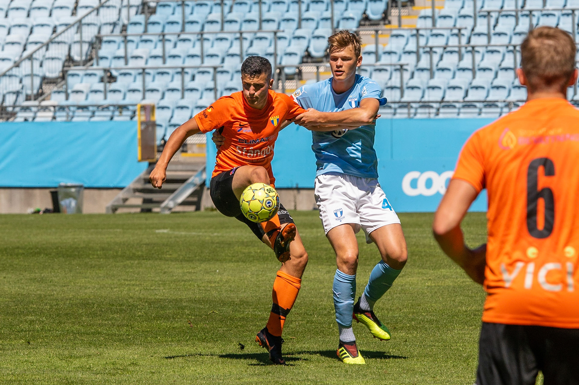 Träningsmatch: Malmö FF - Torns IF 2018: Astrit Seljmani hade ofta en motståndare som drog eller höll i honom.