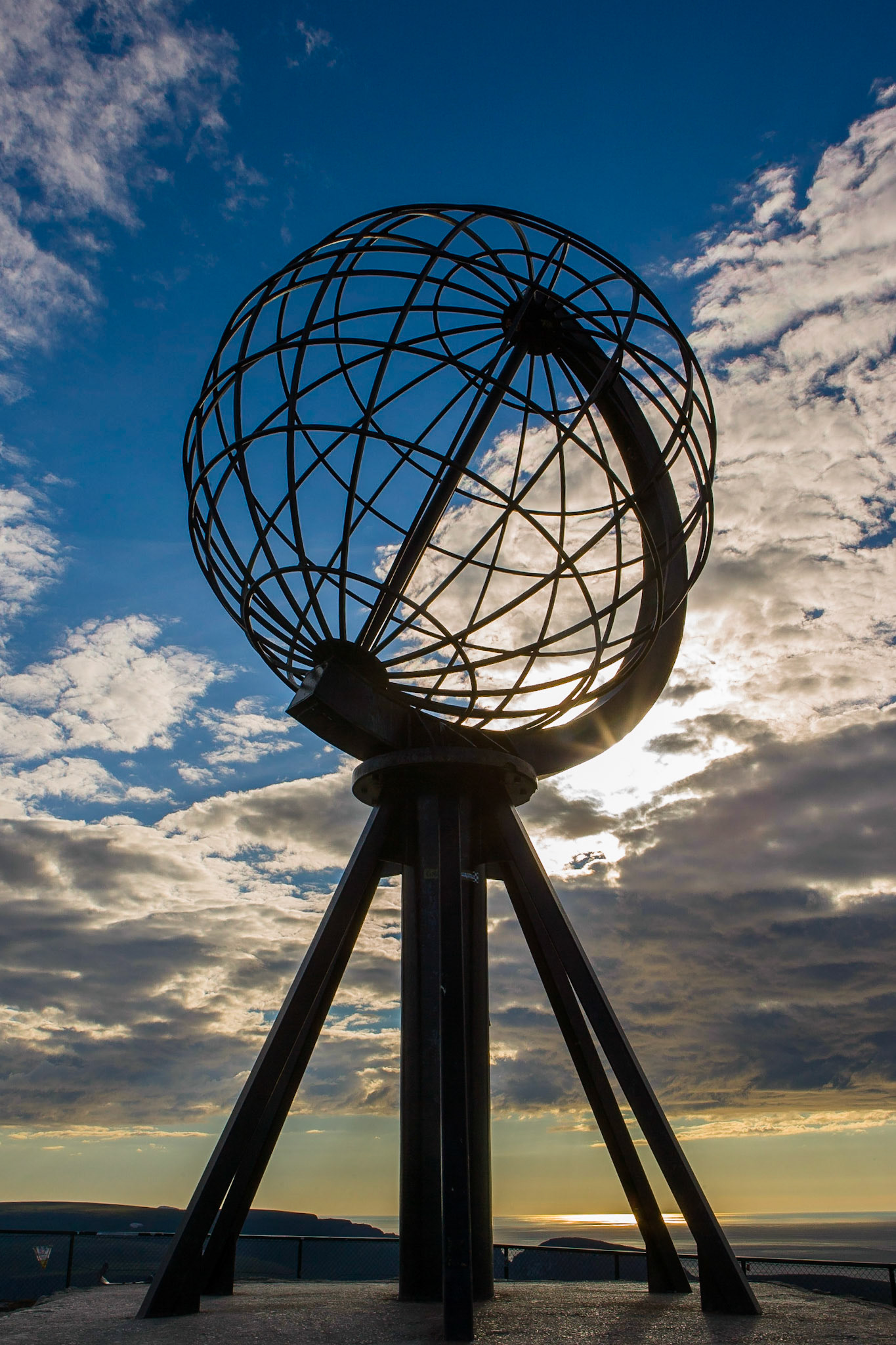 Glob vid Nordkap / Globe at North Cape, Norway 2008