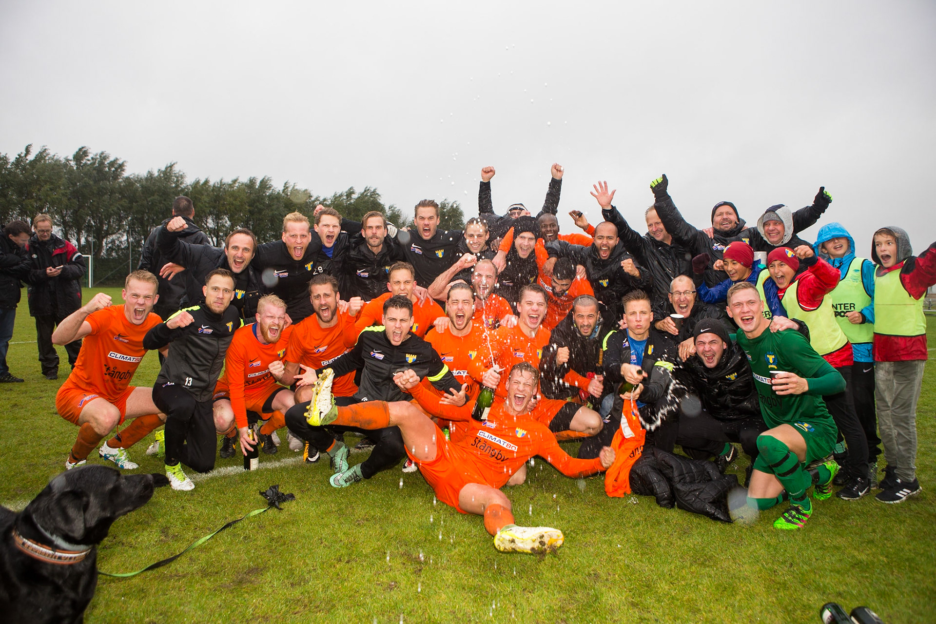 Division 2 Torns IF - Vimmerby IF 2017: Hela laget jublar och firar med champagne när det det stod klart att det är division 1 som gäller 2018.