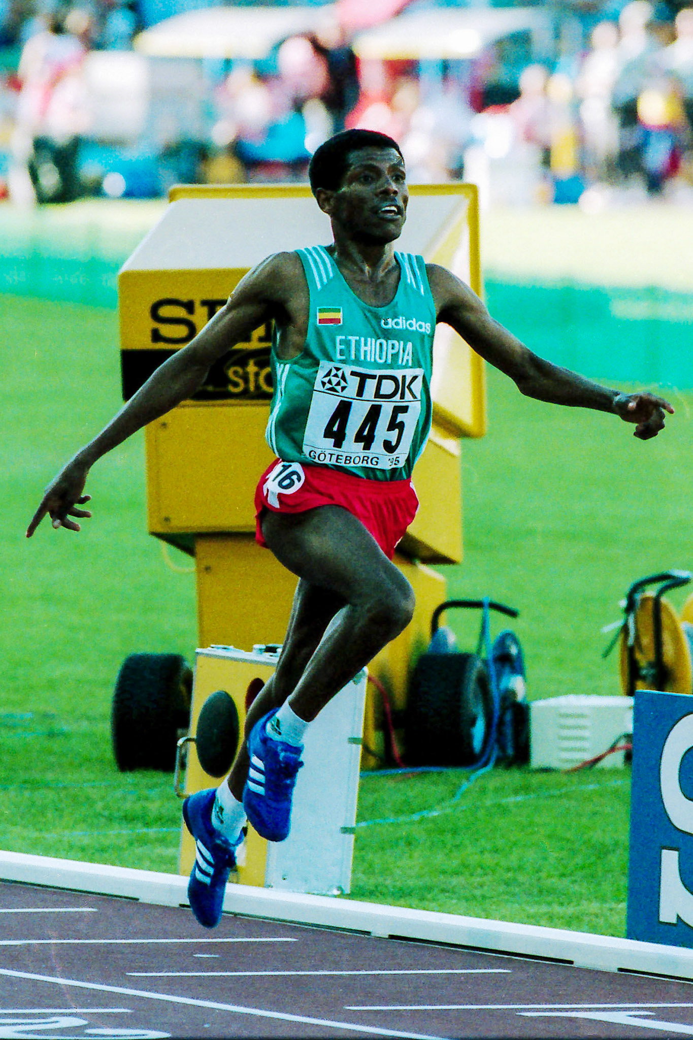 Haile Gebrselassie defended his title at 10000 meter at the World Championship in Gothenburg 1995.