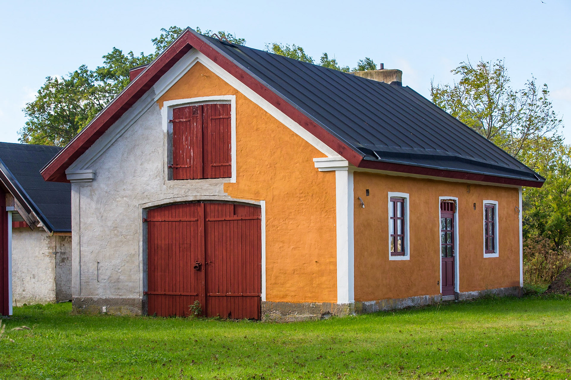 Inte färdigmålat hus / Not finalized painting on house, Värpinge 2017