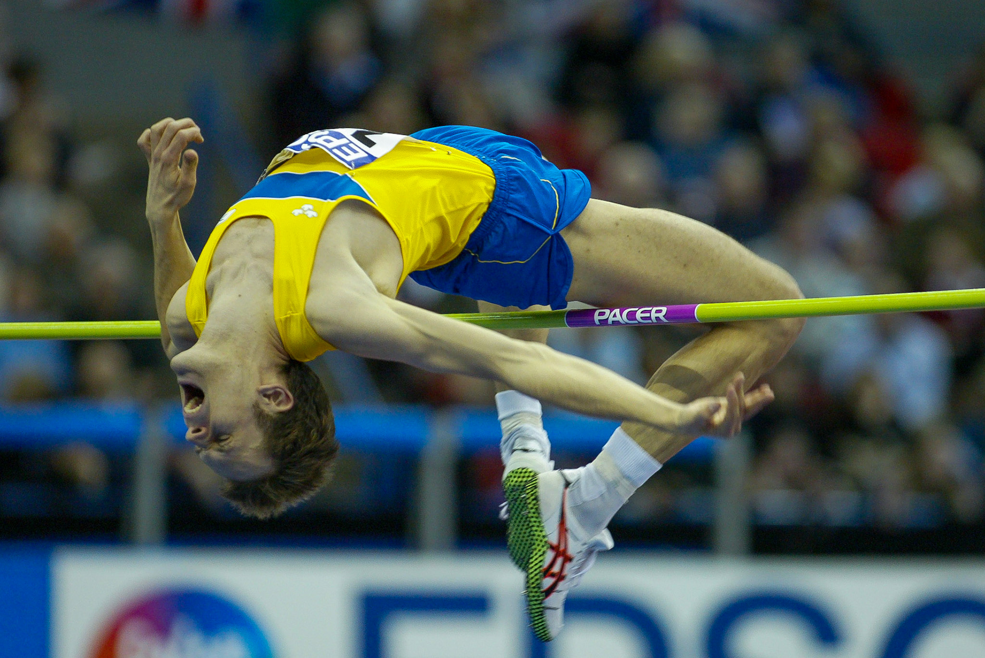 Stefan Holm defended his title in high jump at the World Indoor Championship in Birmingham 2003.