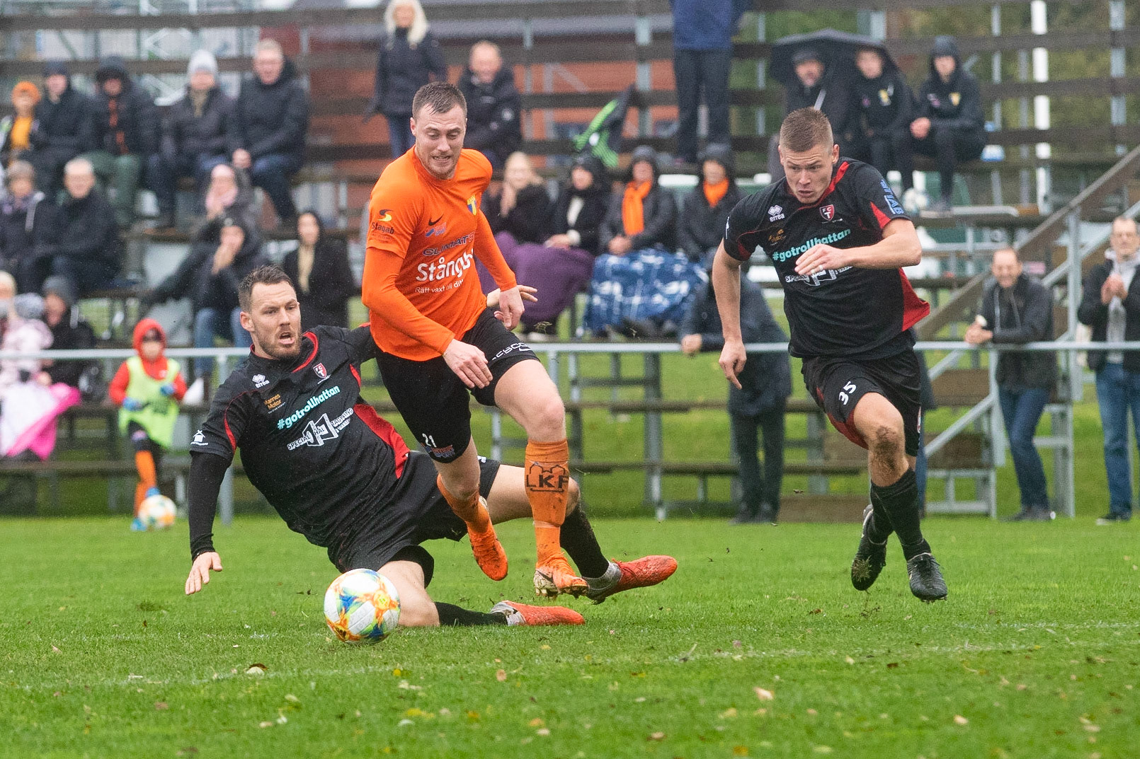 Division 1 Torns IF - FC Trollhättan 2019: Anton Kinnander tar sig fram genom motståndarnas försvar.