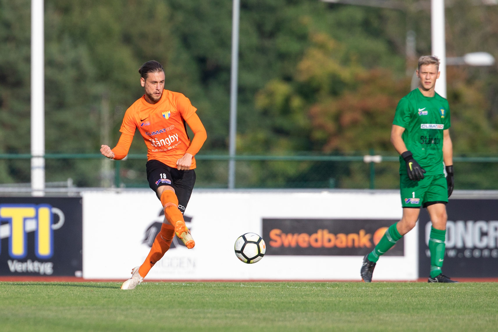 Division 1 IK Oddevold - Torns IF 2018: Christopher Nilsson spelar ut bollen mot kanten.