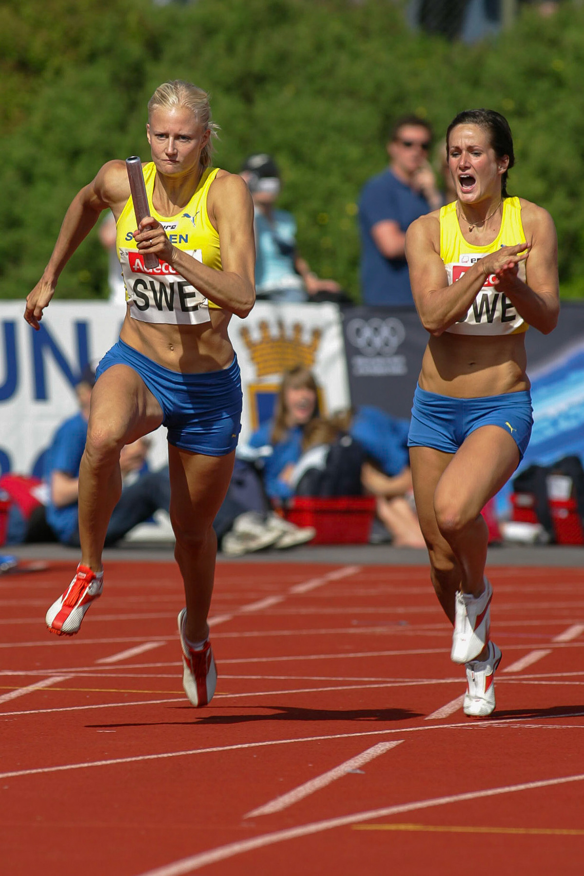 Emma Rienas changing over to Carolina Klüft in the 4x100 meter relay at hthe European Cup in Gävle 2005.