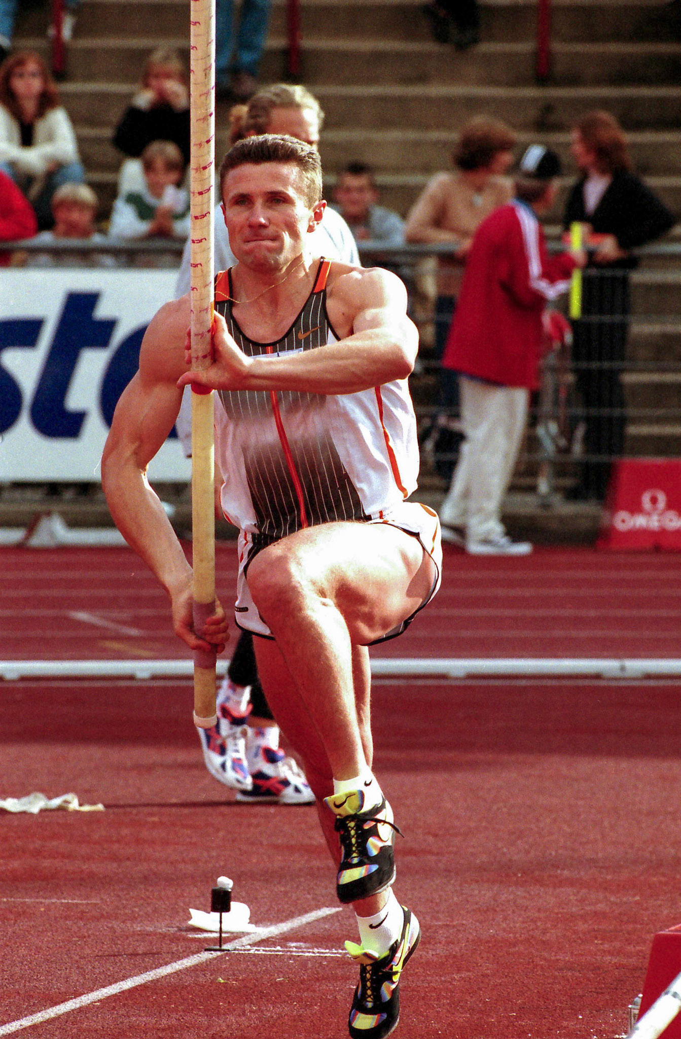 World record holder Sergej Bubka in the pole vault in Oslo 1998.