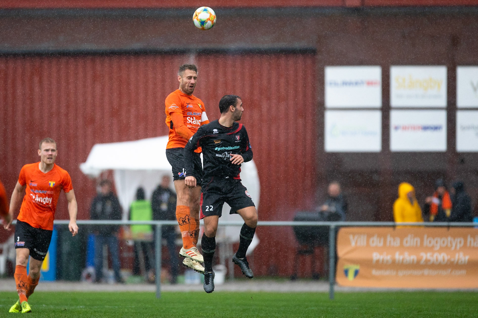 Division 1 Torns IF - FC Trollhättan 2019: Vattnet yr runt Niklas Nilsson när han nickar bollen.