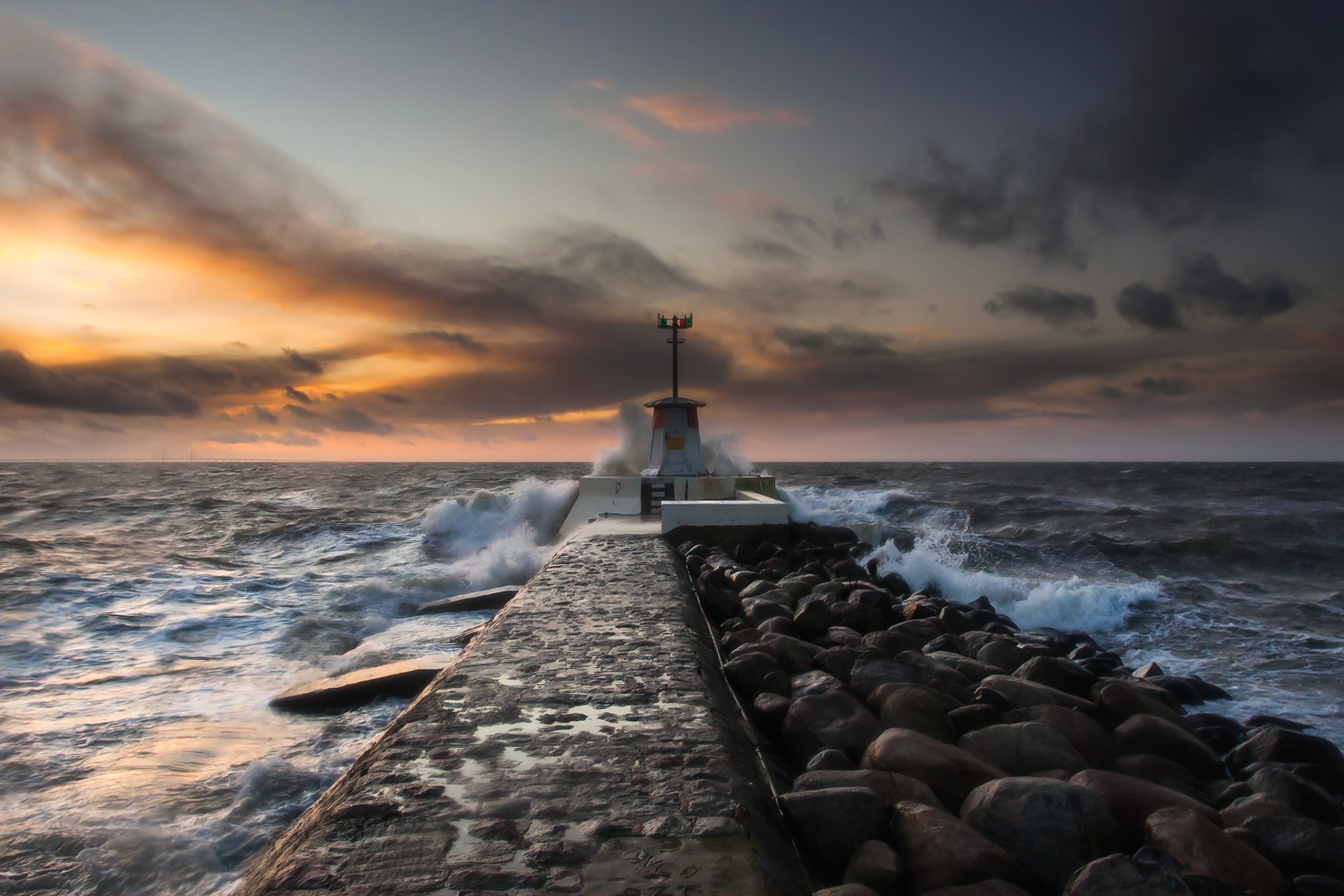 Storm vid pir / Storm at Peer, Lomma 2011