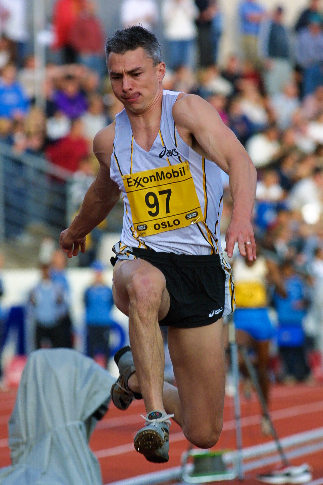 Jonathan Edwards in the triple jump in Oslo 2002.