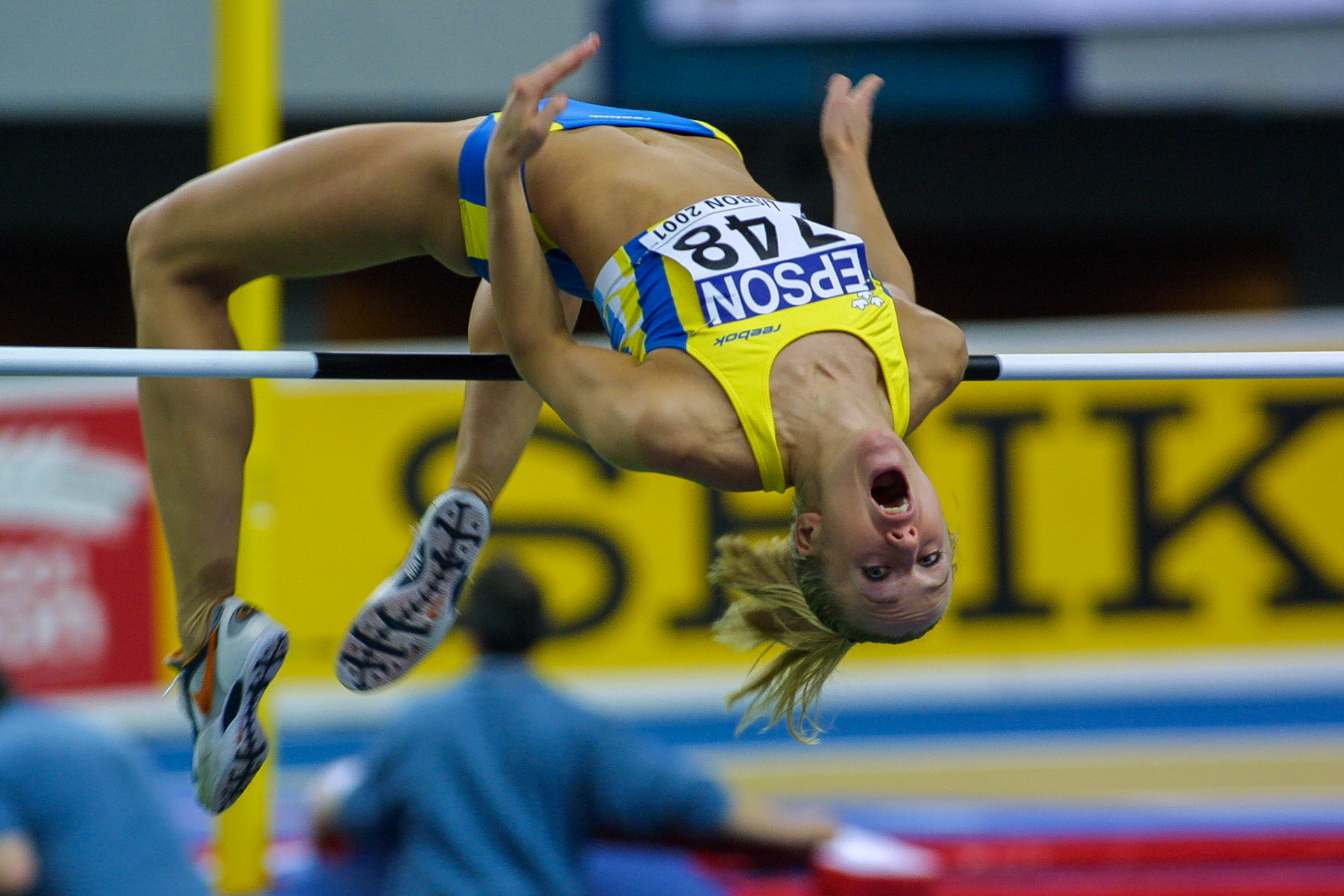 Kajsa Bergqvist won the high jump with 2.00 at the World Indoor Championship in Lisboa 2001.