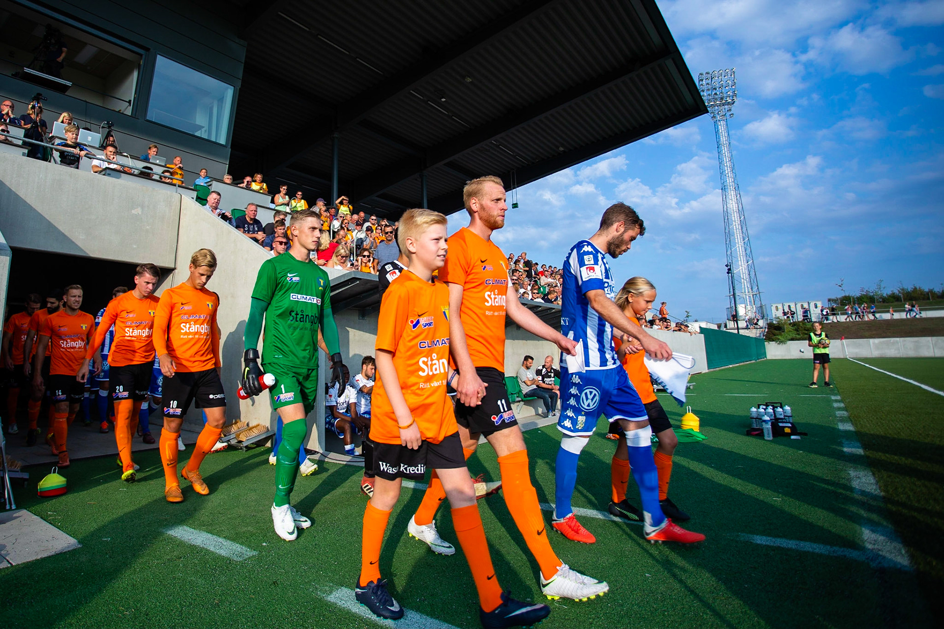 Svenska Cupen: Torns IF - IFK Göteborg 2018: Inmarsch med båda lagen framför en full sittplatsläktare.