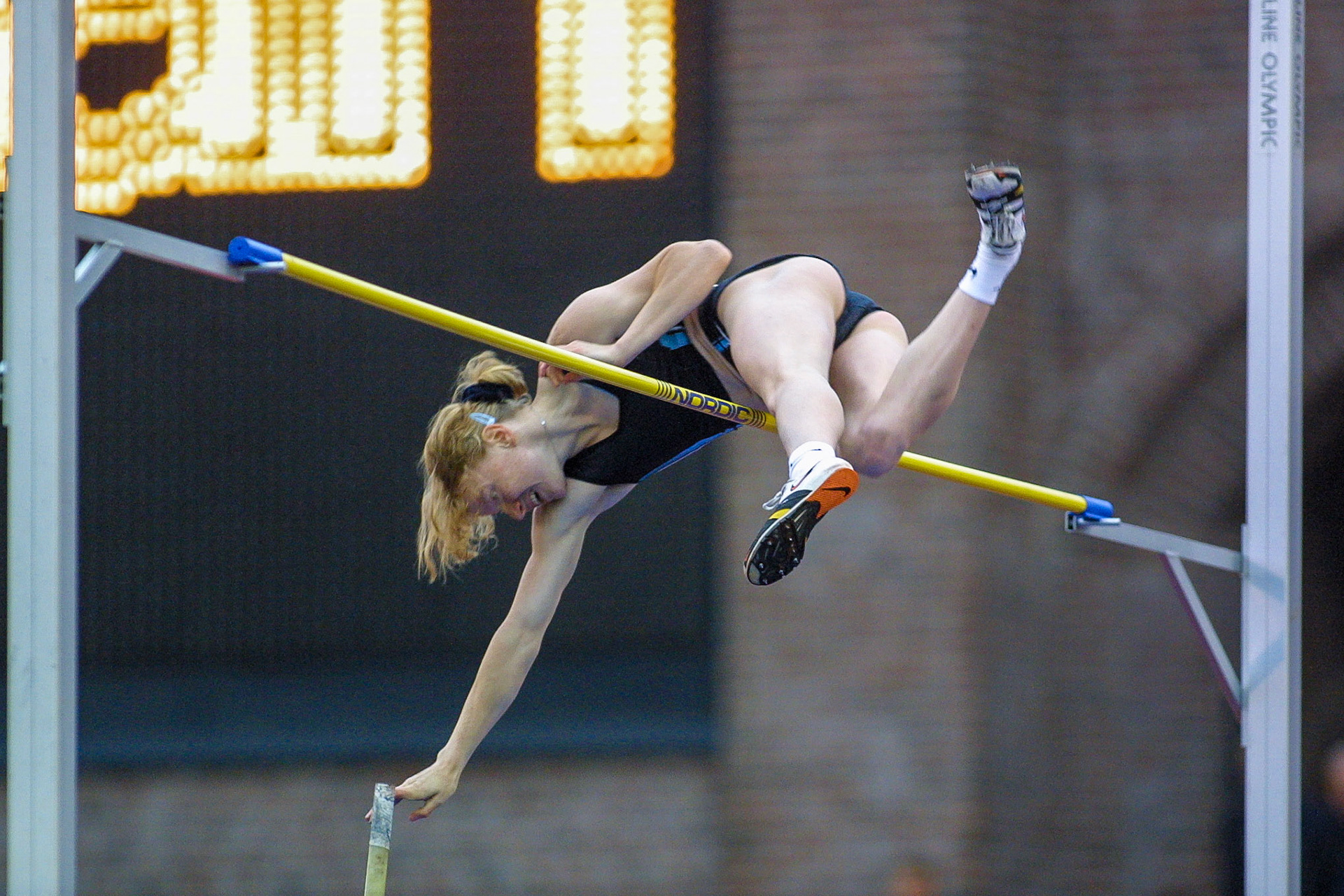 Svetlana Feofanova in pole vault in Stockholm 2001.