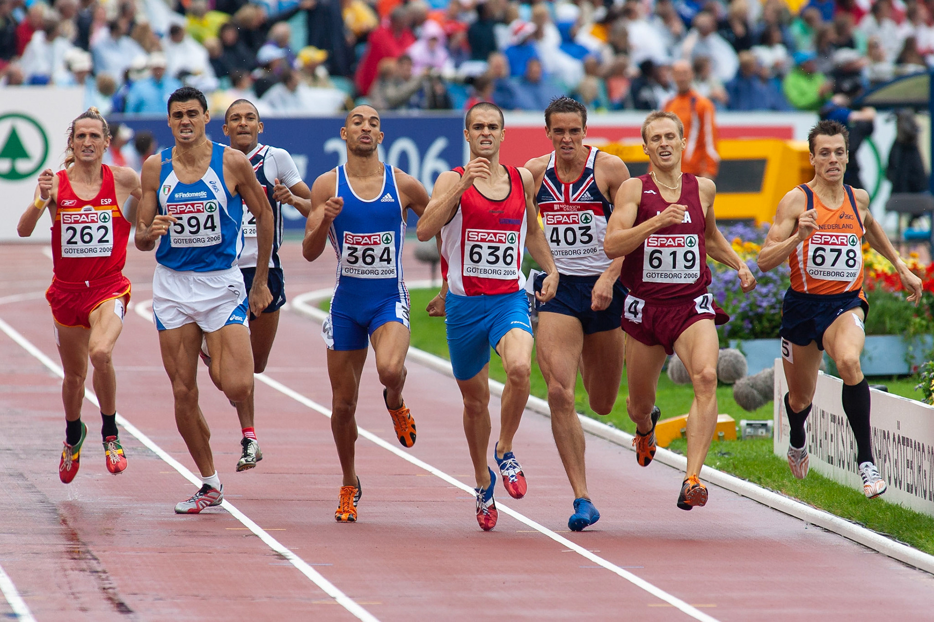 The whole field in the 800 meter final is fighting for the medals at the European Championship in Gothenburg 2006. Winner was Bram Som (678) in front of David Fiegen (636) and Sam Ellis (403).