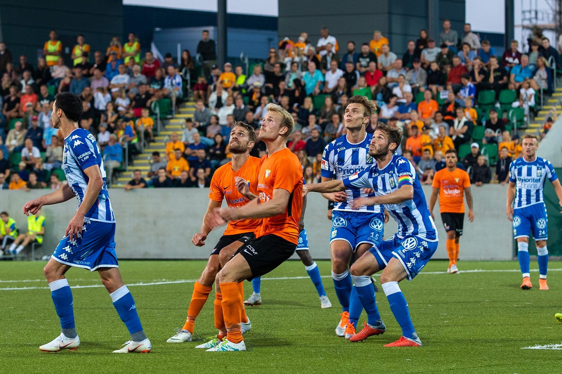 Svenska Cupen: Torns IF - IFK Göteborg 2018: Niklas Nilsson och Adam Olofsson har full koll på bollen som är på väg in i straffområdet.