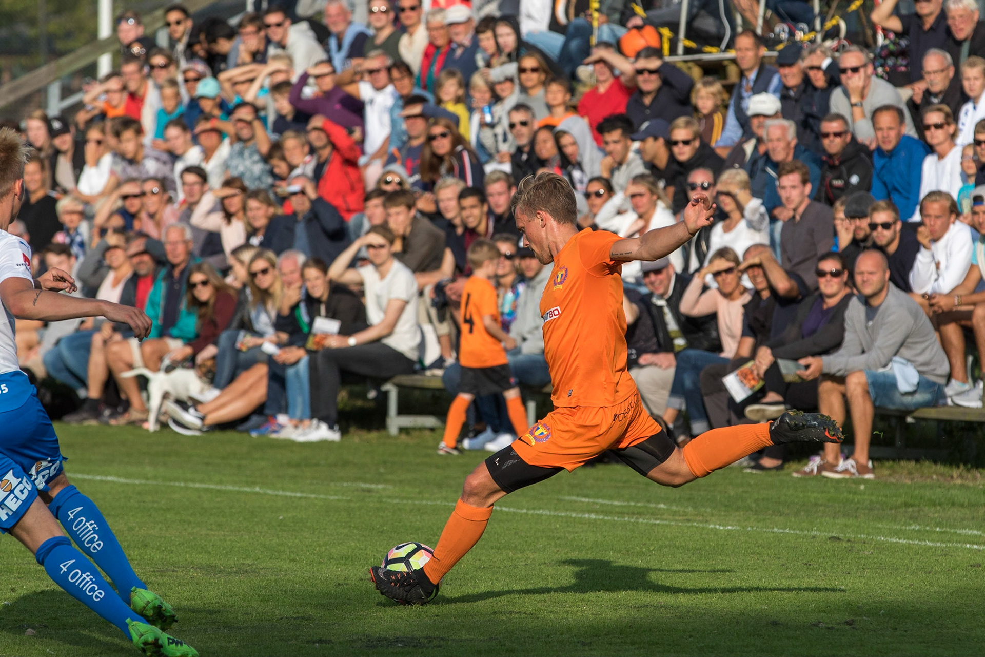 Svenska cupen: Torns IF - IFK Värnamo 2017: André Johansson drar iväg ett inlägg från kanten. I slutet av ordinarie tid satte han Torns kvitteringsmål på en säker straff.