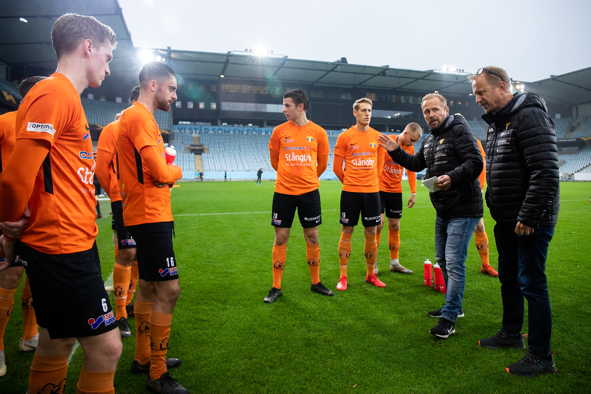 Tränings match Malmö FF - Torns IF 2019: Richard Ringhov och Magnus Nilsson instruerar spelarna i pausen.