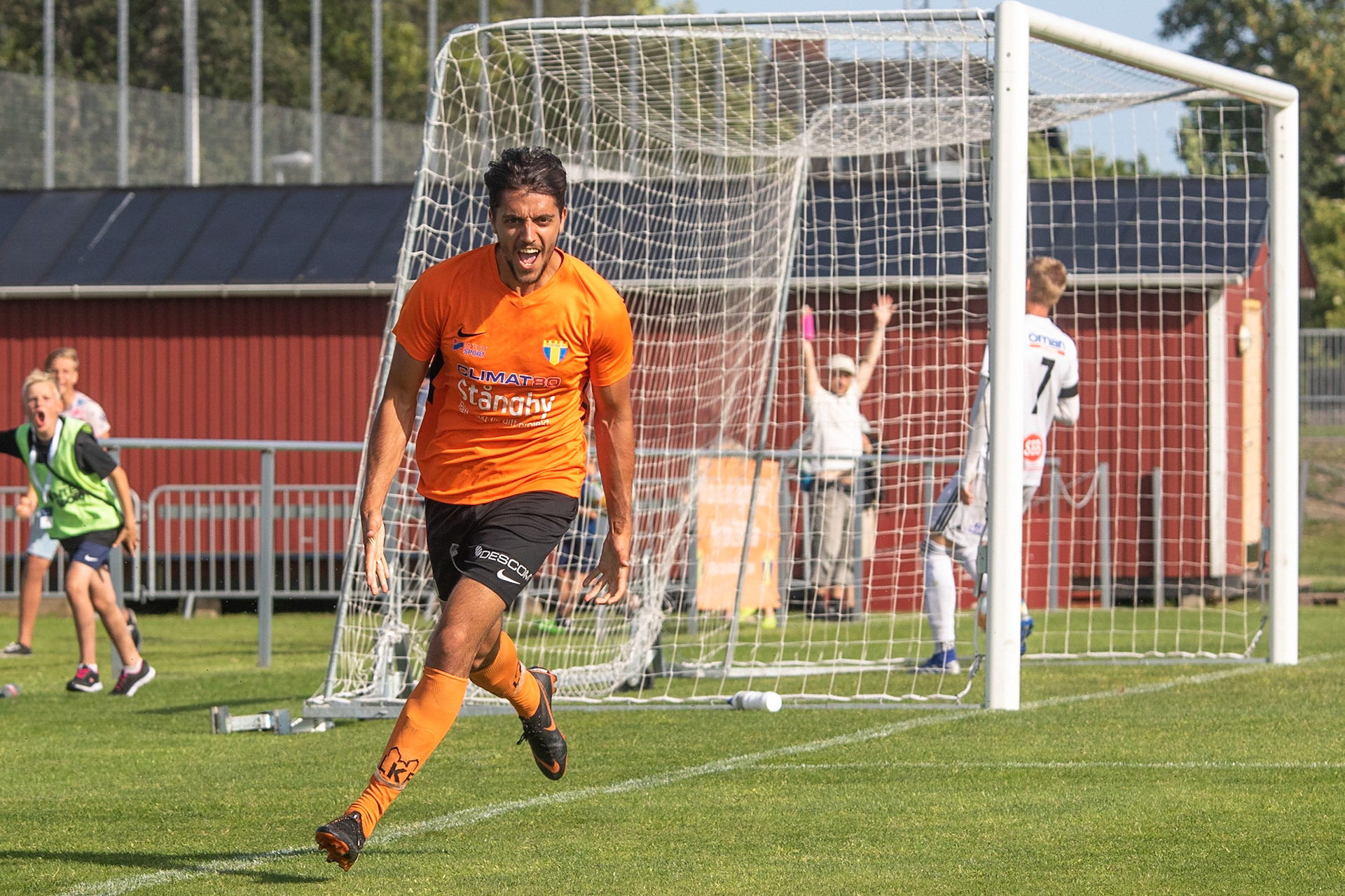 Division 1 Torns IF - Oskarshamns AIK 2019: Dylan Kosik Sulaiman jublar efter kvitteringsmålet.