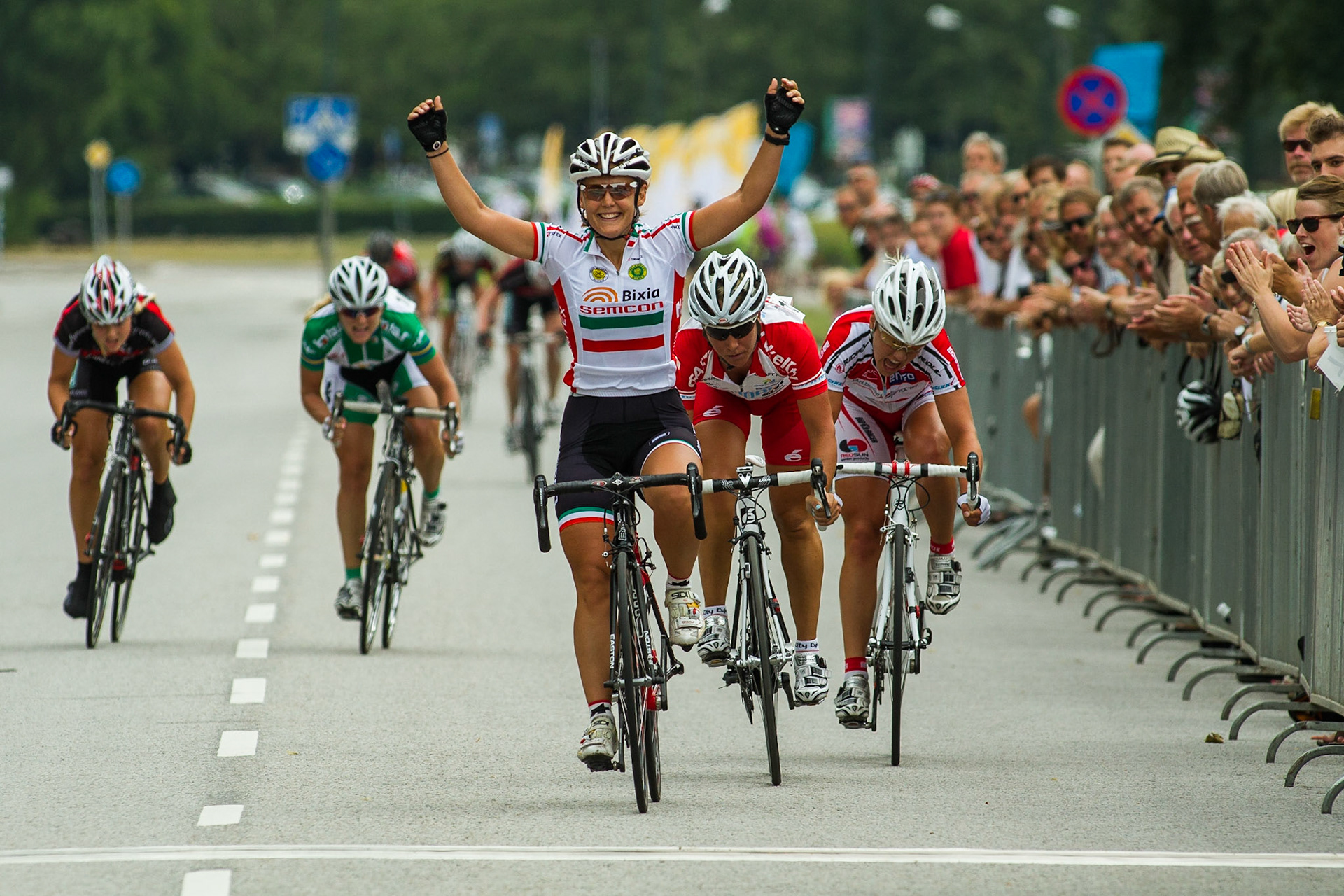 Monica Holler won the short distance title after a strong finish in front of Sara Mustonen and Marie Lindberg. Swedish championship in short distance in Malmö 2010.