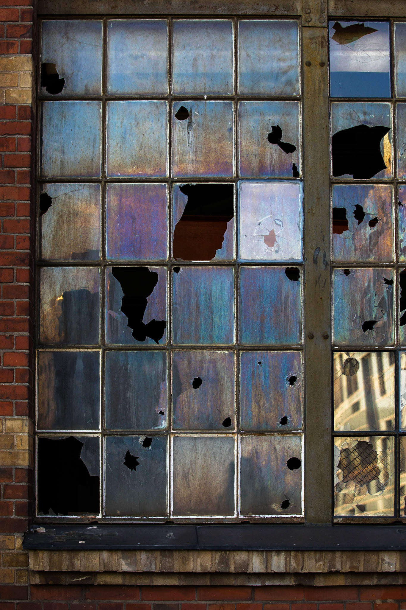 Krossade glasrutor / Broken windows, Malmö 2018