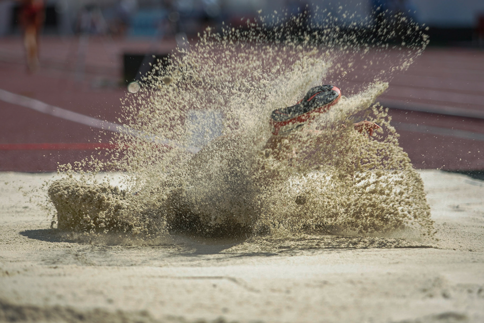 Long jumper behind the casquade of sand at the Europena Cup in Prague 2006.