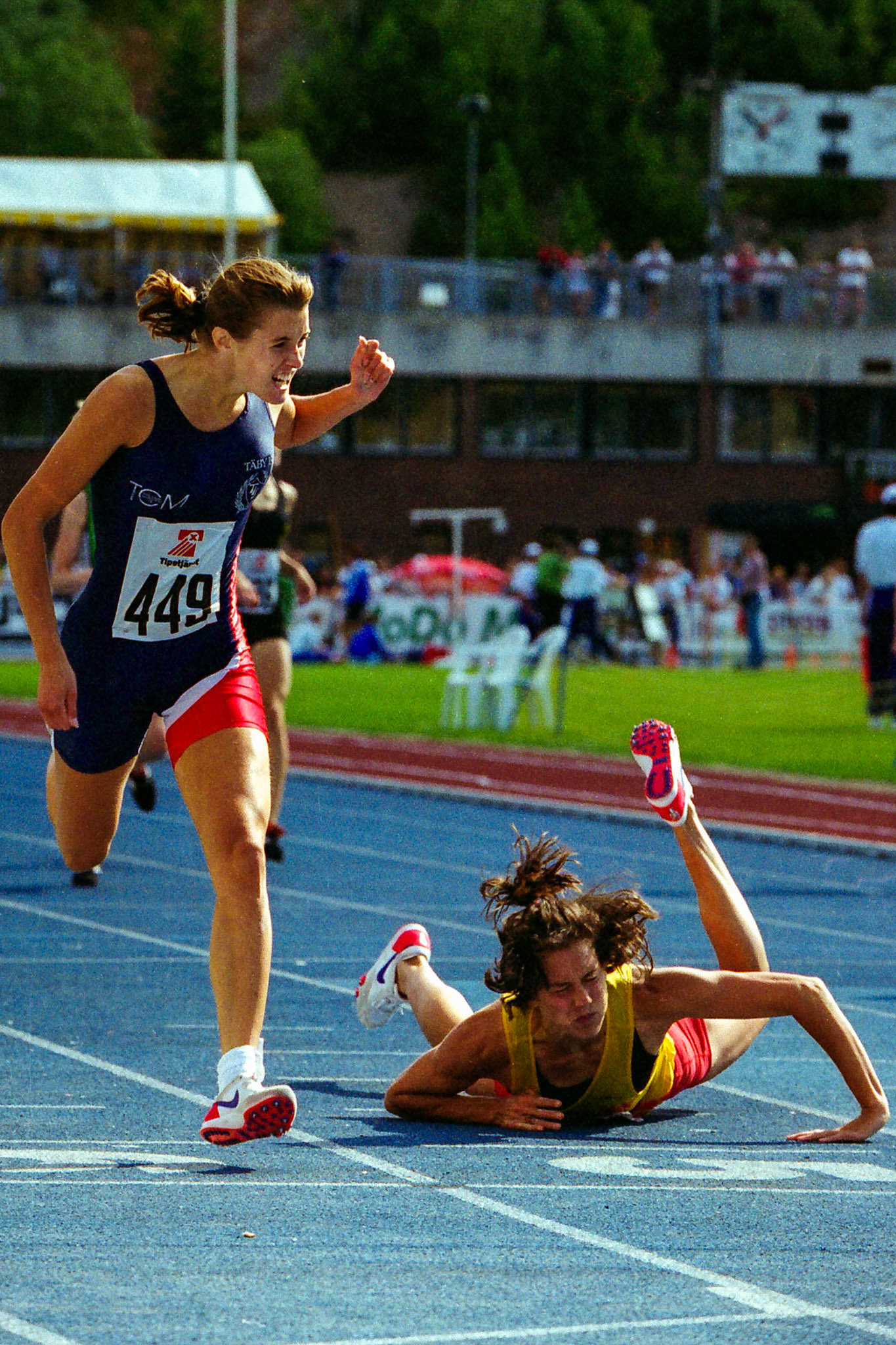 A dramtic finish at 400 meter with Charlotta Johansson falling just before the finishline and got passed by Monica Lundgren at the Swedish Championship in Sollentuba 1995.