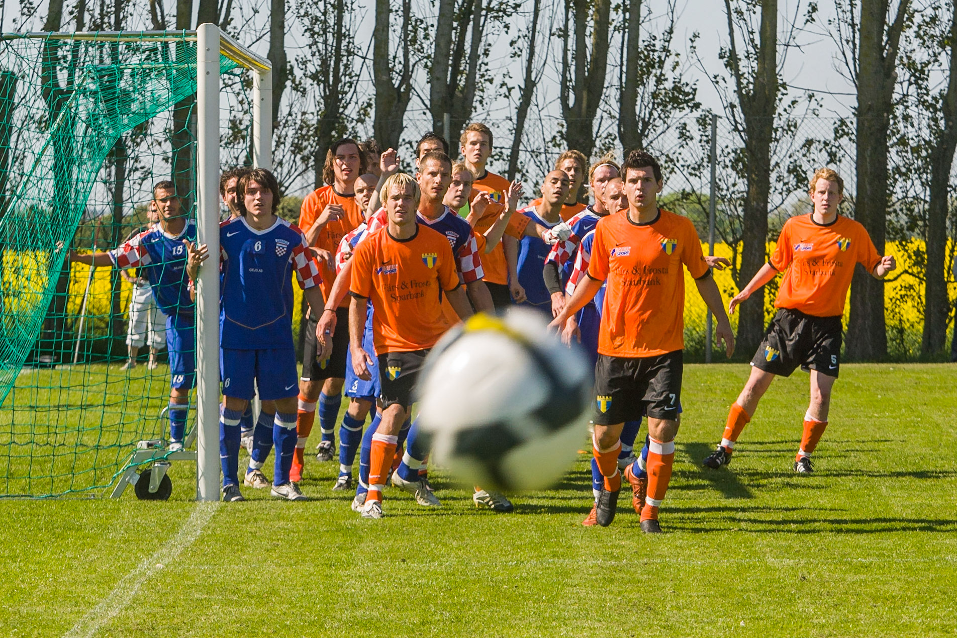 Division 4 Torns IF - NK Croatia 2008: En hörnspark mot en mängd spelare, där bland annart Tomas Martinsson syns i förgrunden och även Niklas Nilsson syns i bakgrunden,