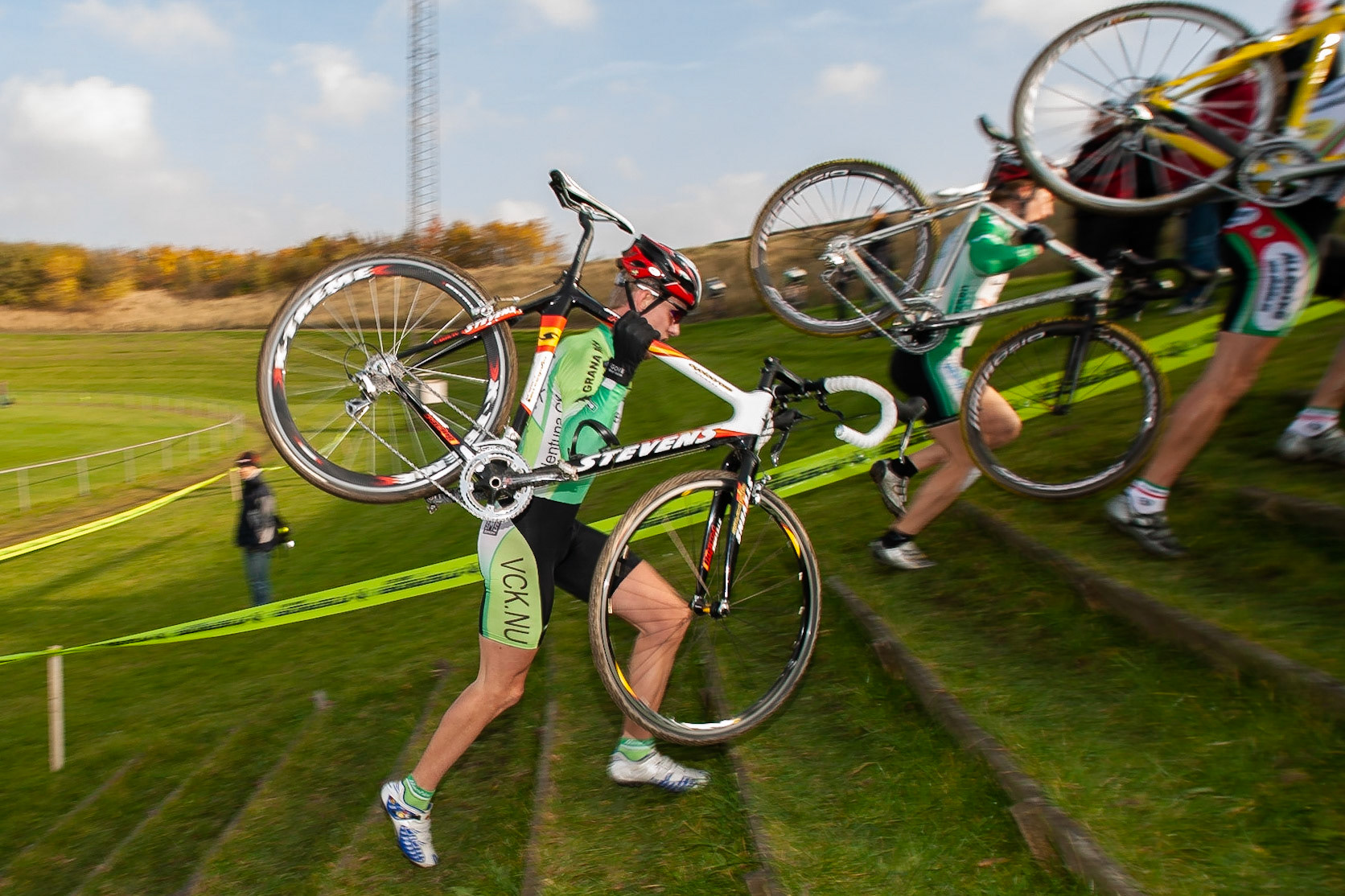 Men Cup class included in CX cup. Johan Eriksson ruuning up the hill, Lundacrossen 2007