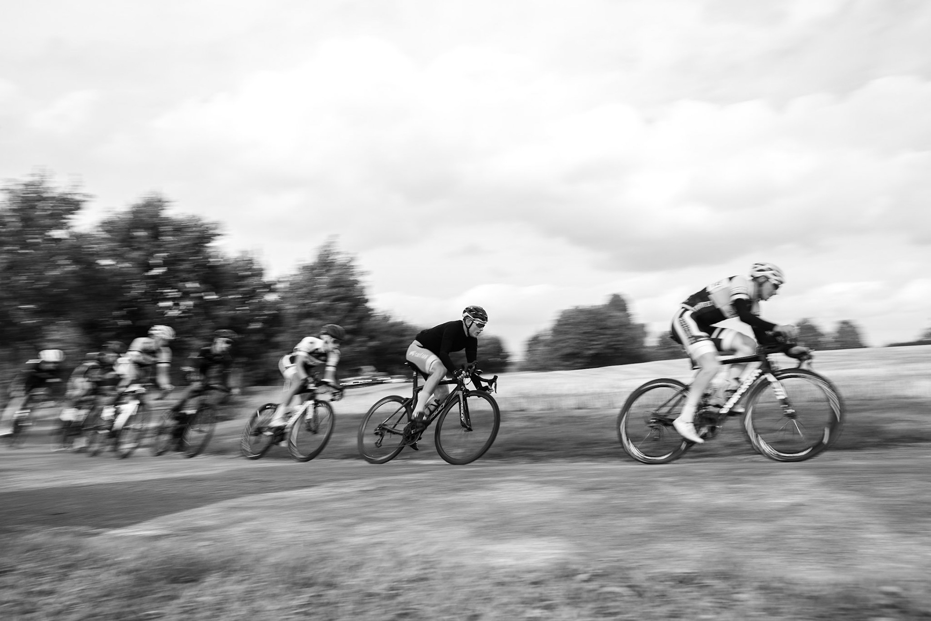 Full fart genom kurvan när herrelit passerar Svenstorps gods. Slaget vid Lund 2019.