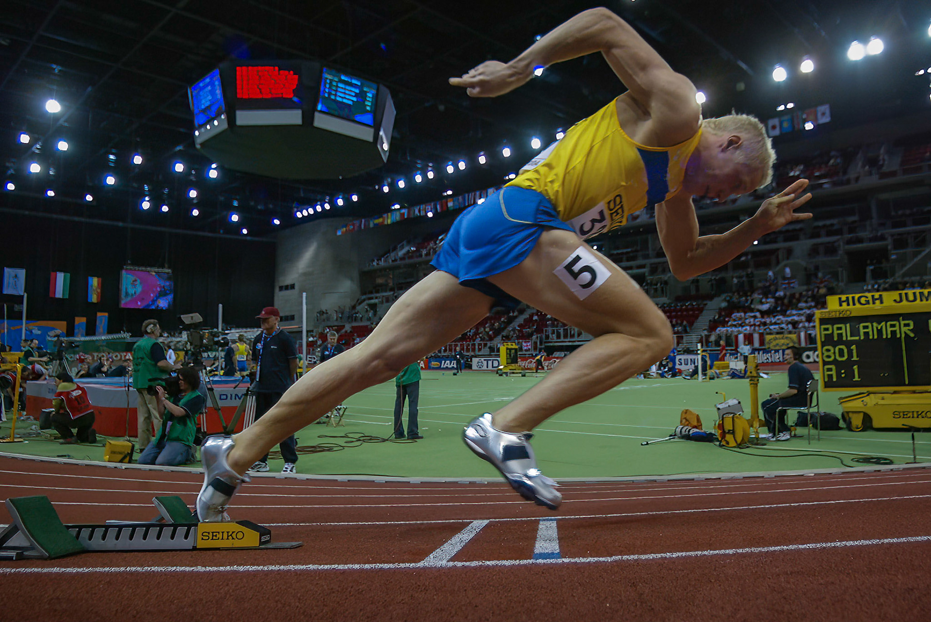 Johan Wissman took the silver in 200 meter at the World Indoor Championship in Budapest 2004.